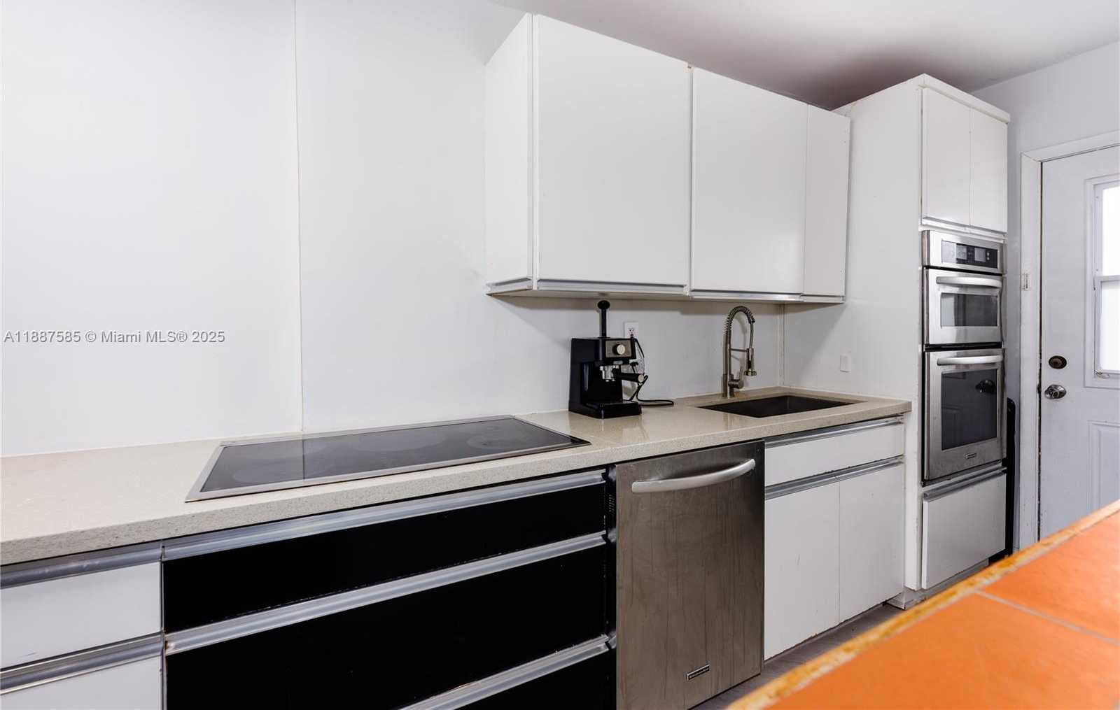 Small Image of 525 MERIDIAN AVE #203, Miami Beach Number 5