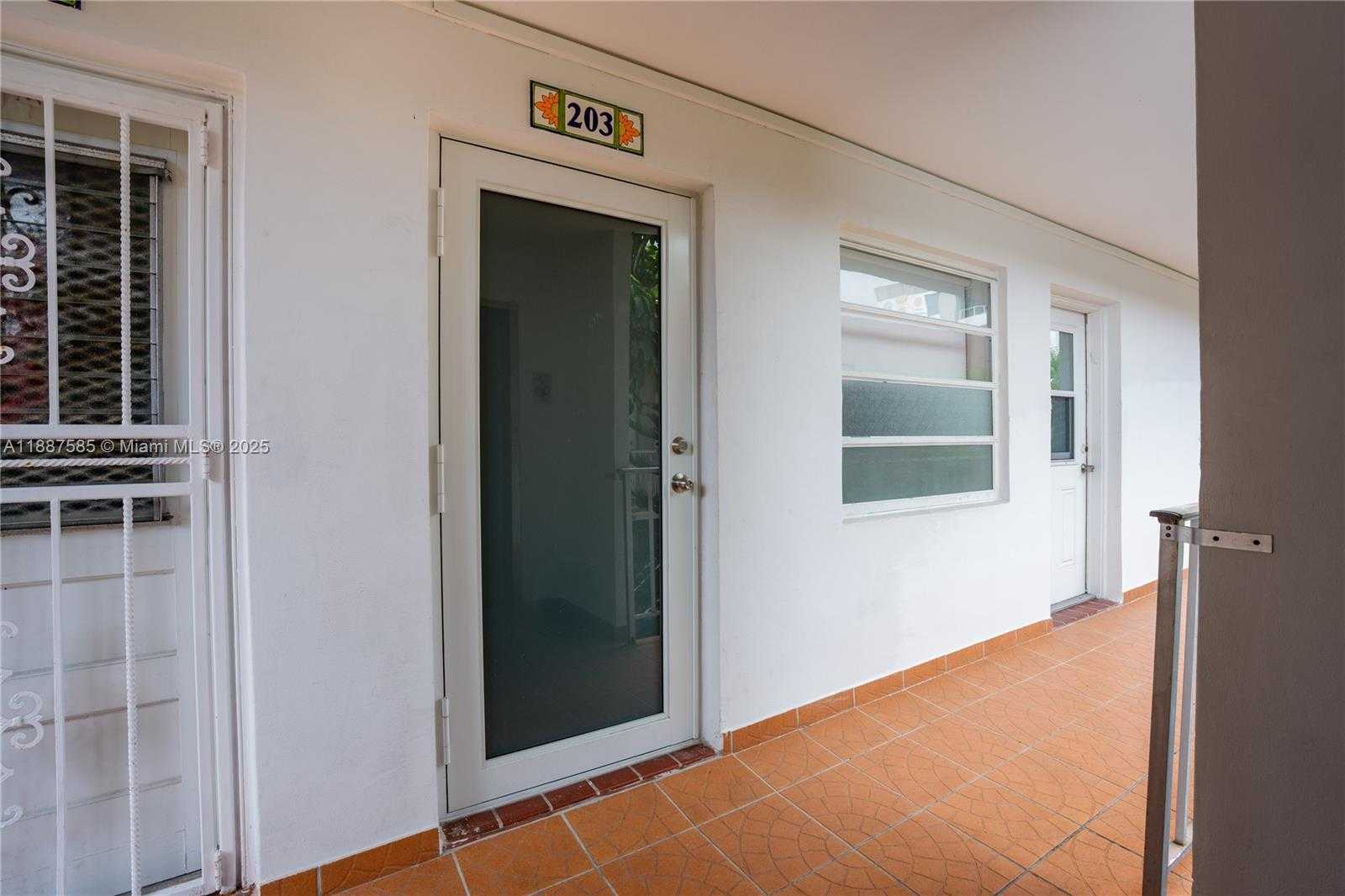 Small Image of 525 MERIDIAN AVE #203, Miami Beach Number 8