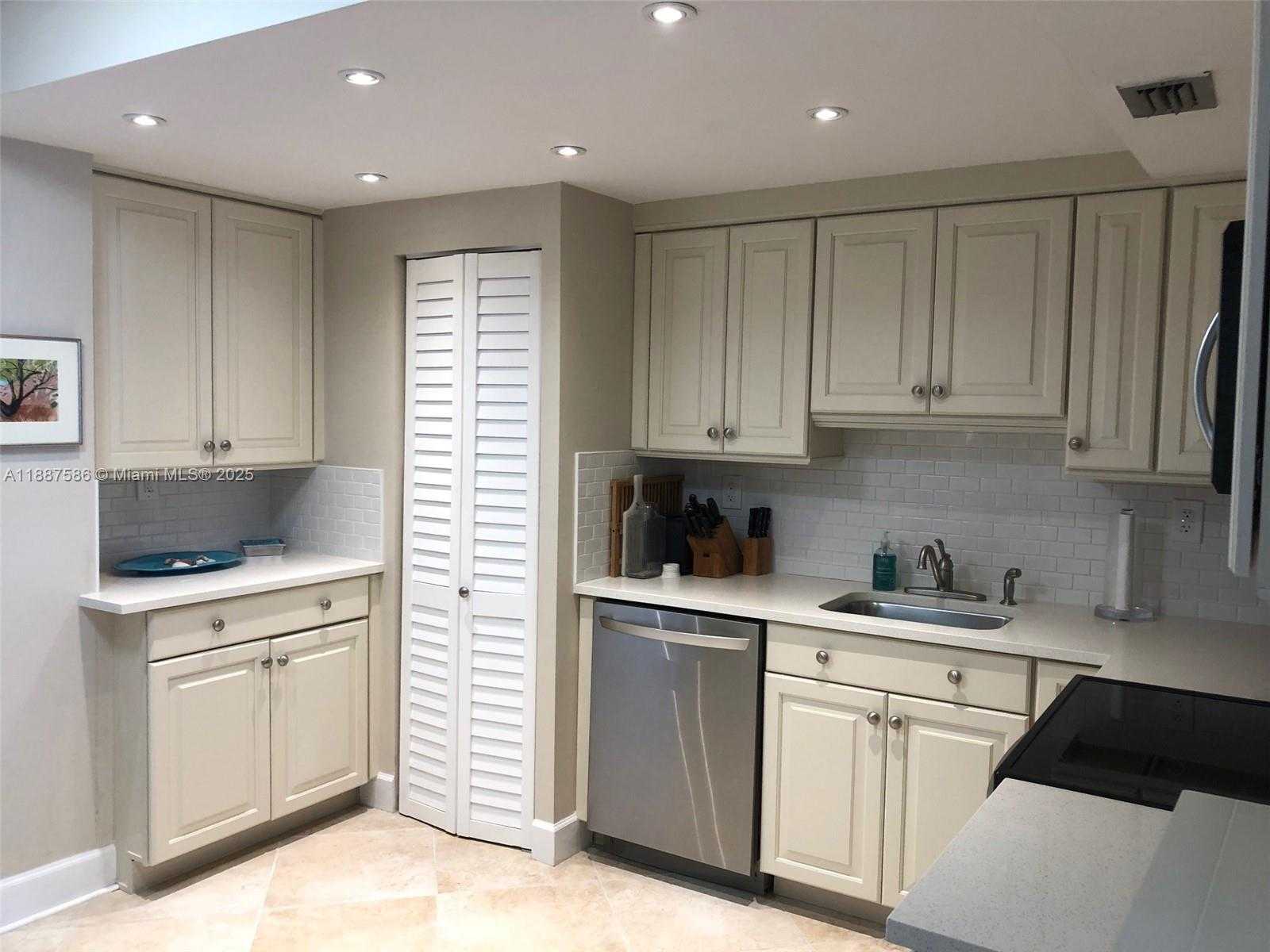 Small Image of 1820 SOUTH TREASURE DR #302B, North Bay Village Number 6