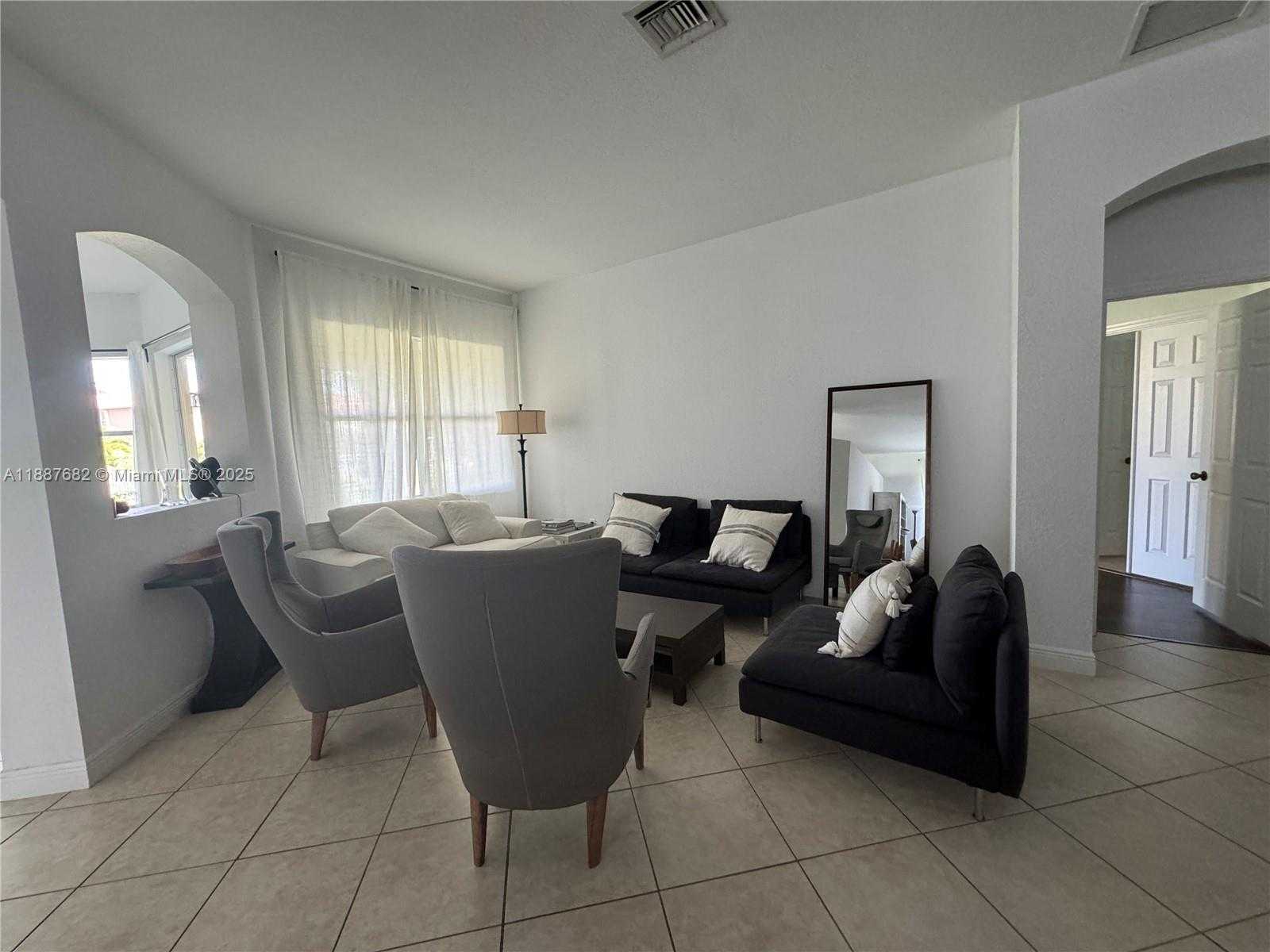 Small Image of 4337 LAUREL PL, Weston Number 2