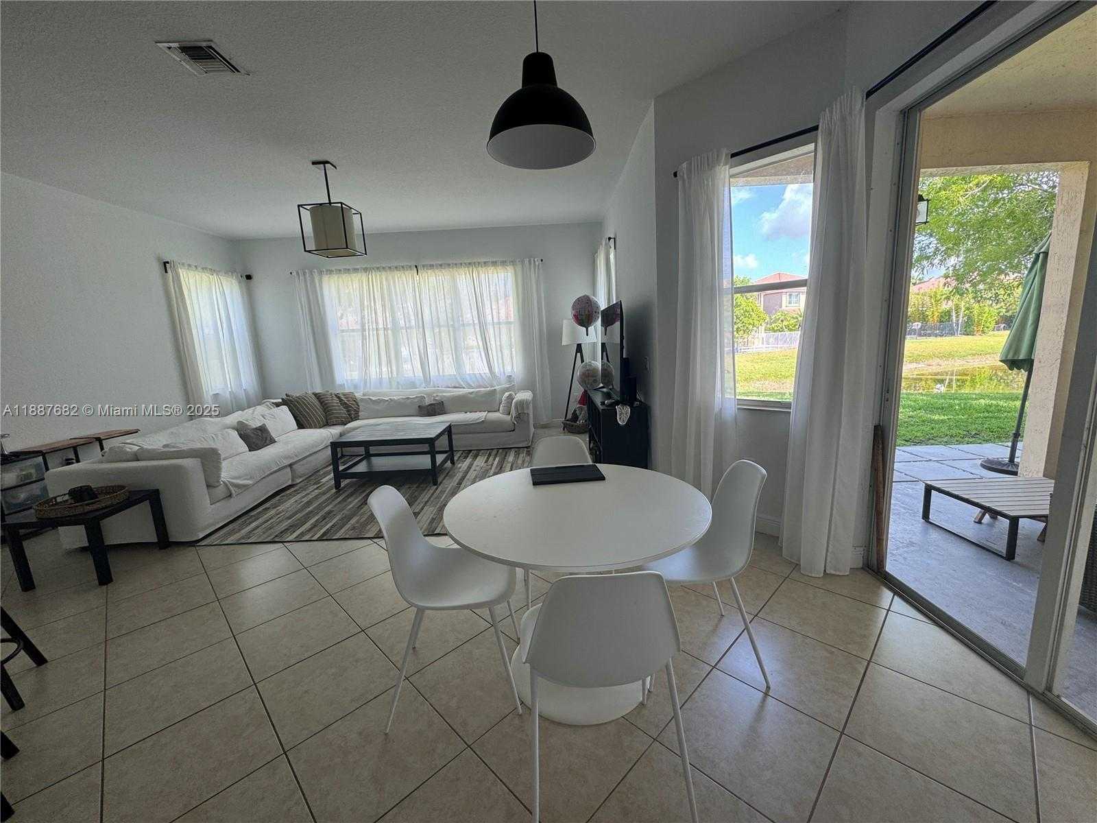 Small Image of 4337 LAUREL PL, Weston Number 5