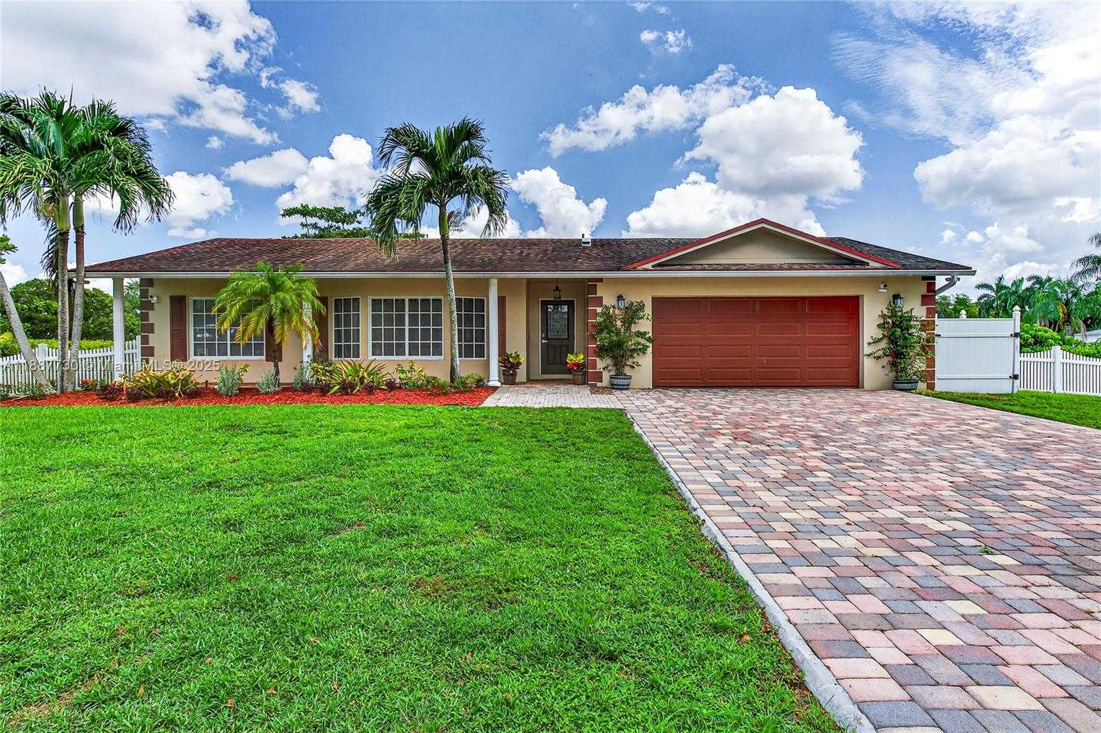 Small Image of 10751 SOUTH WEST 26TH CT, Davie Number 2