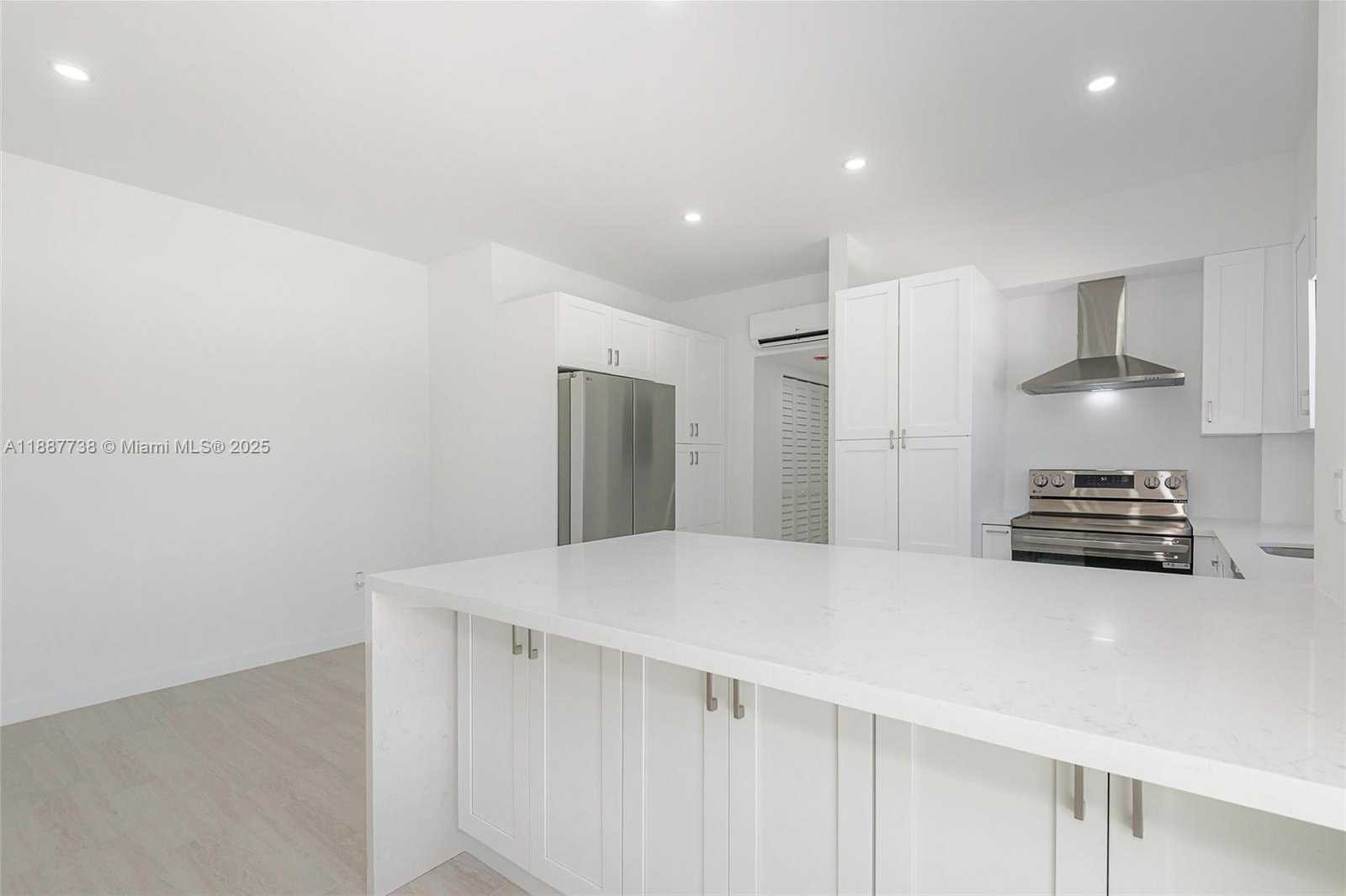 Small Image of 1960 MARSEILLE DR #403, Miami Beach Number 10