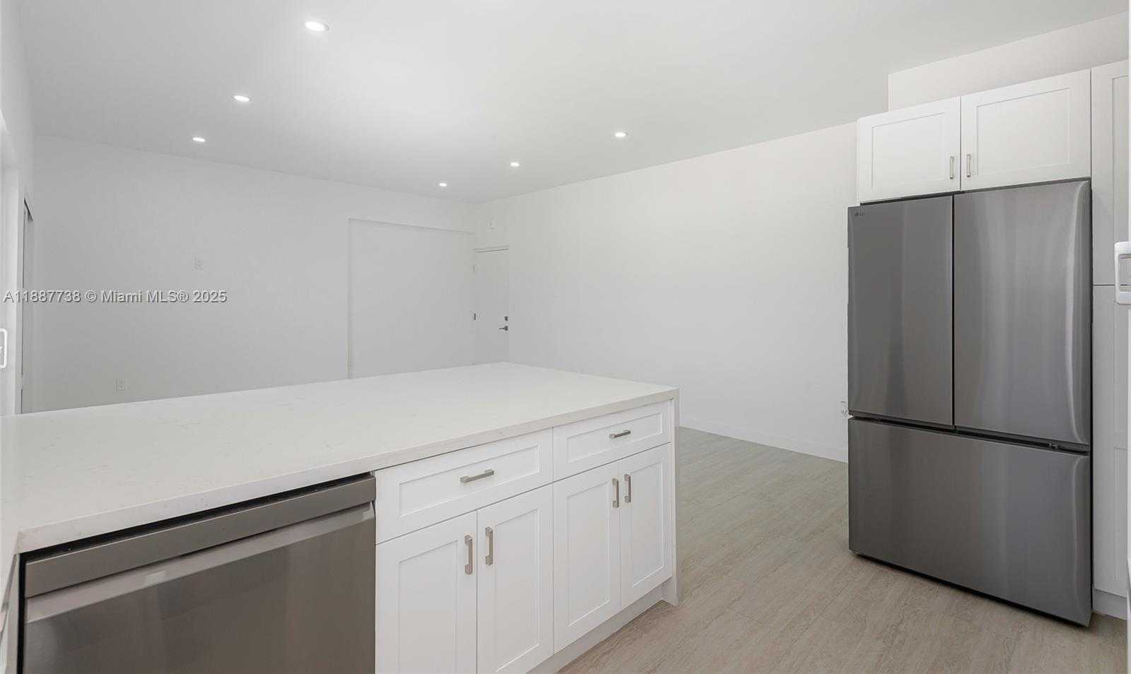 Small Image of 1960 MARSEILLE DR #403, Miami Beach Number 11