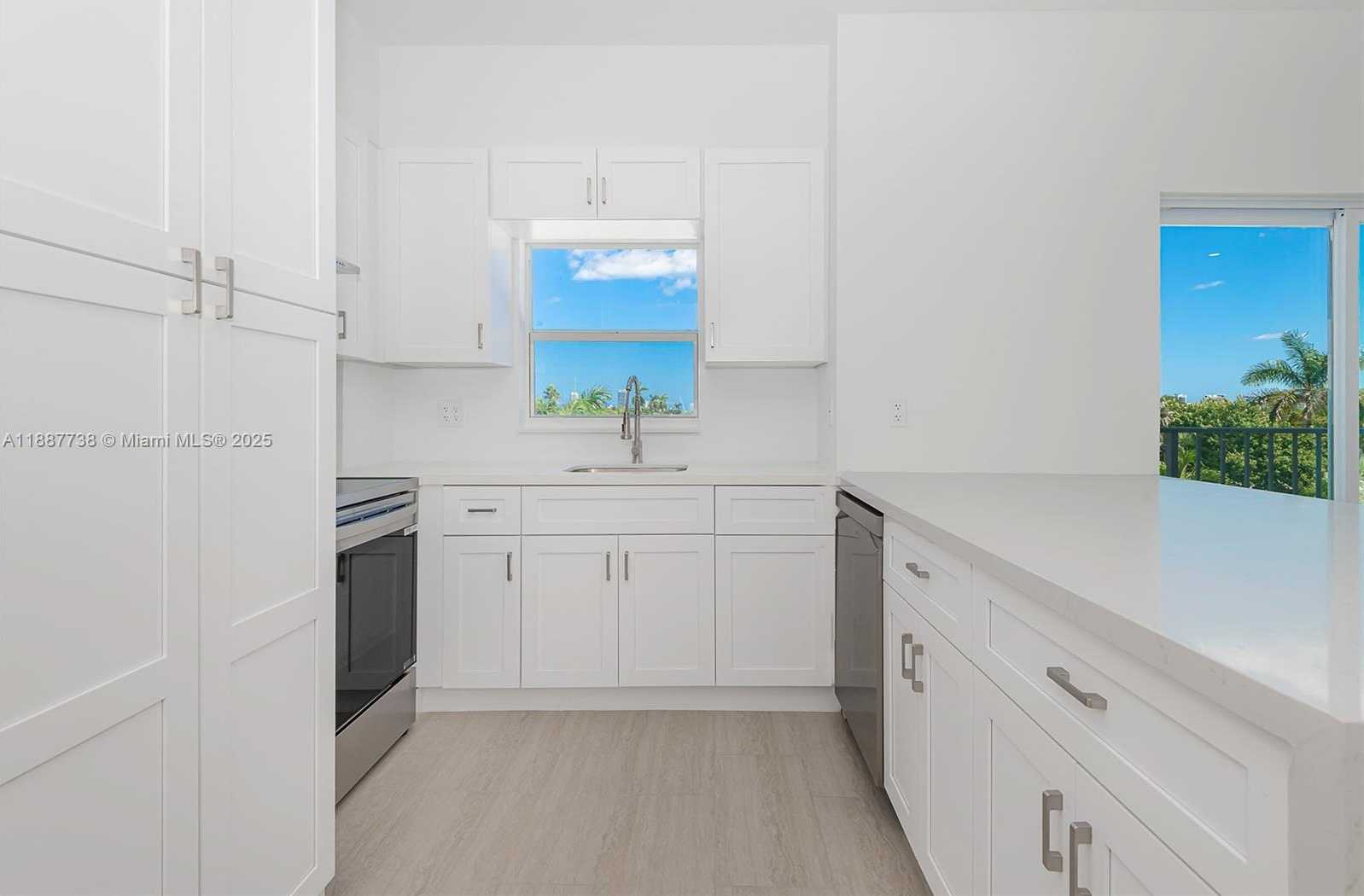 Small Image of 1960 MARSEILLE DR #403, Miami Beach Number 12