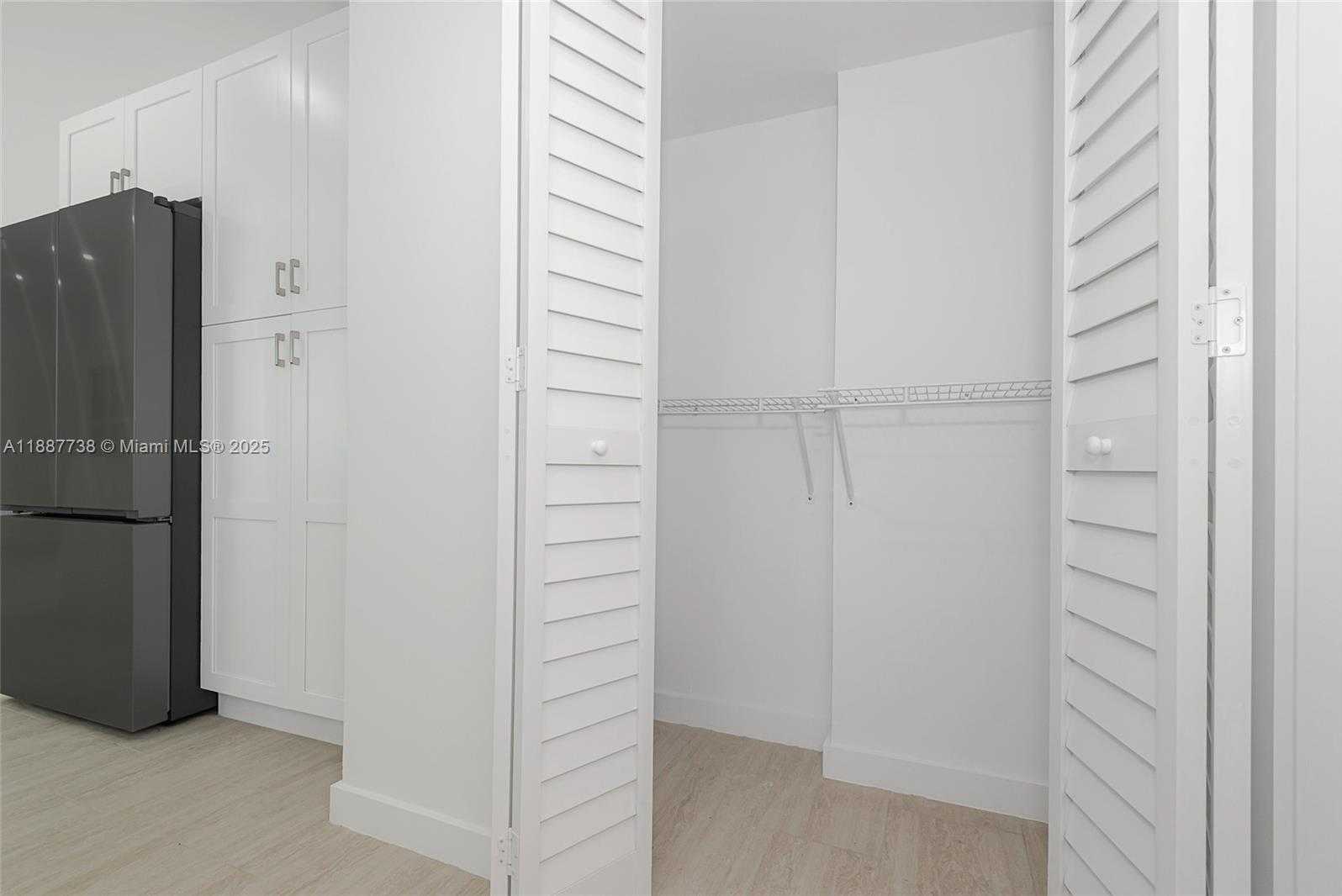 Small Image of 1960 MARSEILLE DR #403, Miami Beach Number 14