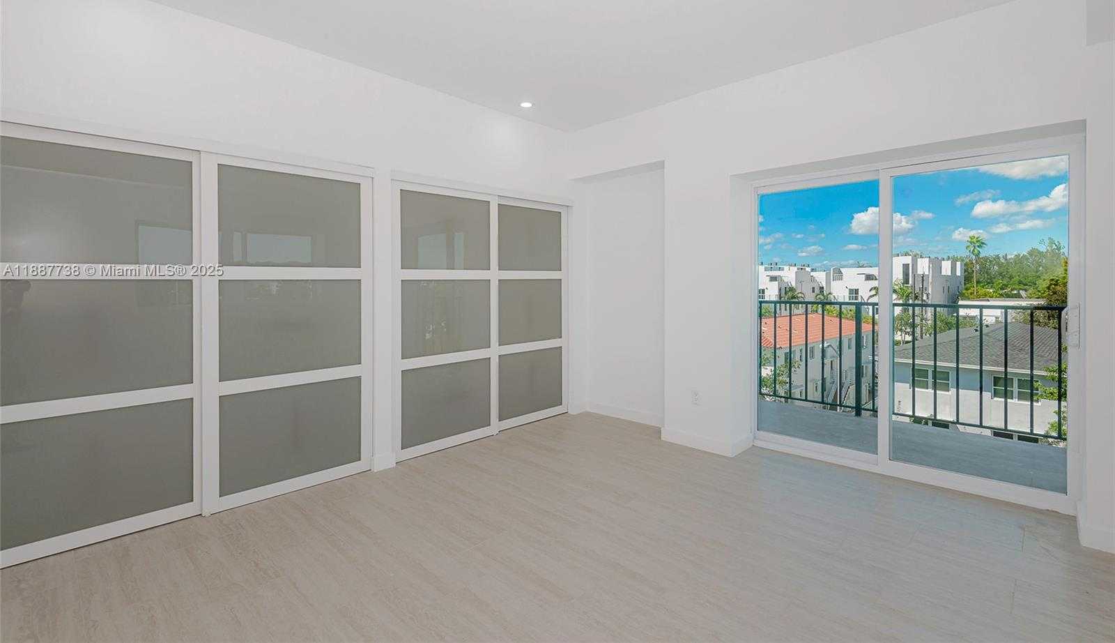 Small Image of 1960 MARSEILLE DR #403, Miami Beach Number 16