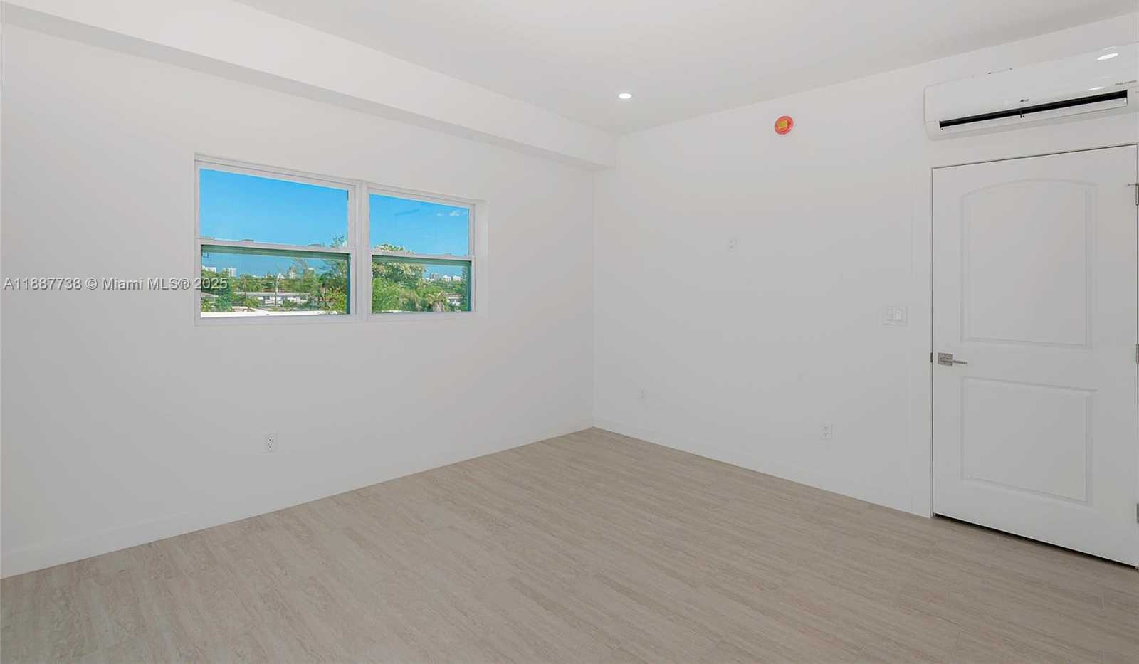 Small Image of 1960 MARSEILLE DR #403, Miami Beach Number 17