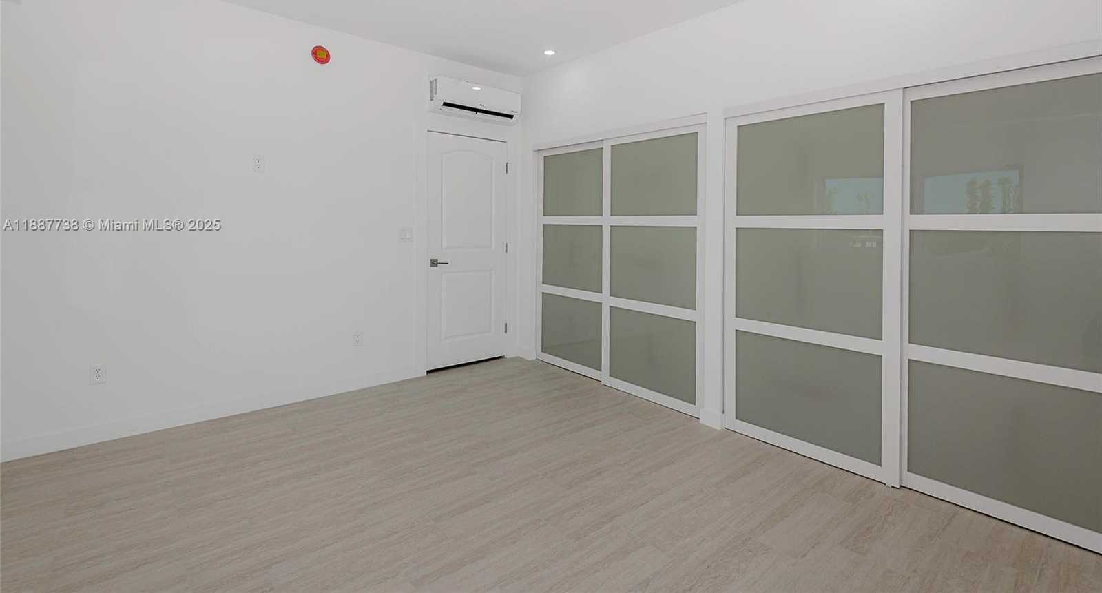 Small Image of 1960 MARSEILLE DR #403, Miami Beach Number 18