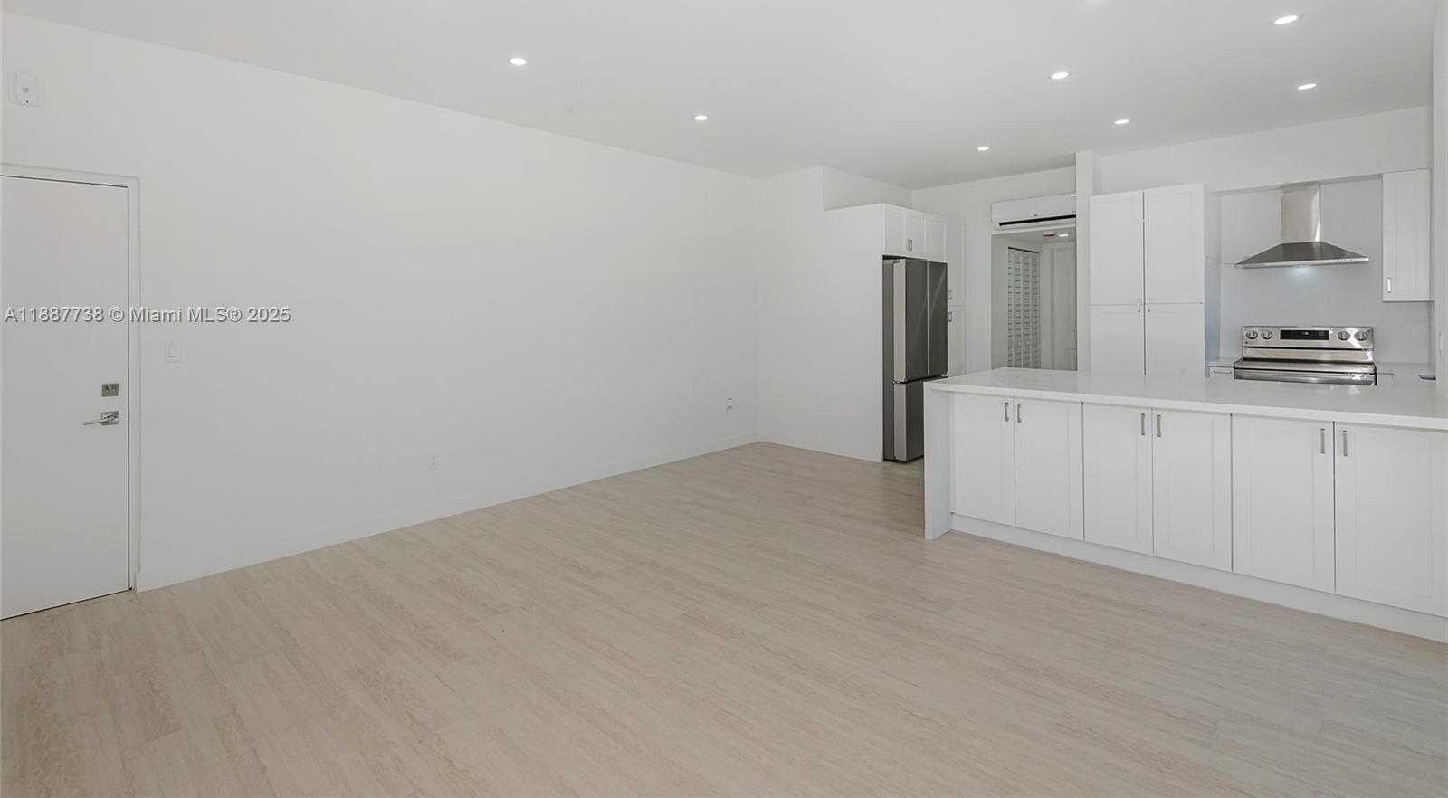 Small Image of 1960 MARSEILLE DR #403, Miami Beach Number 2