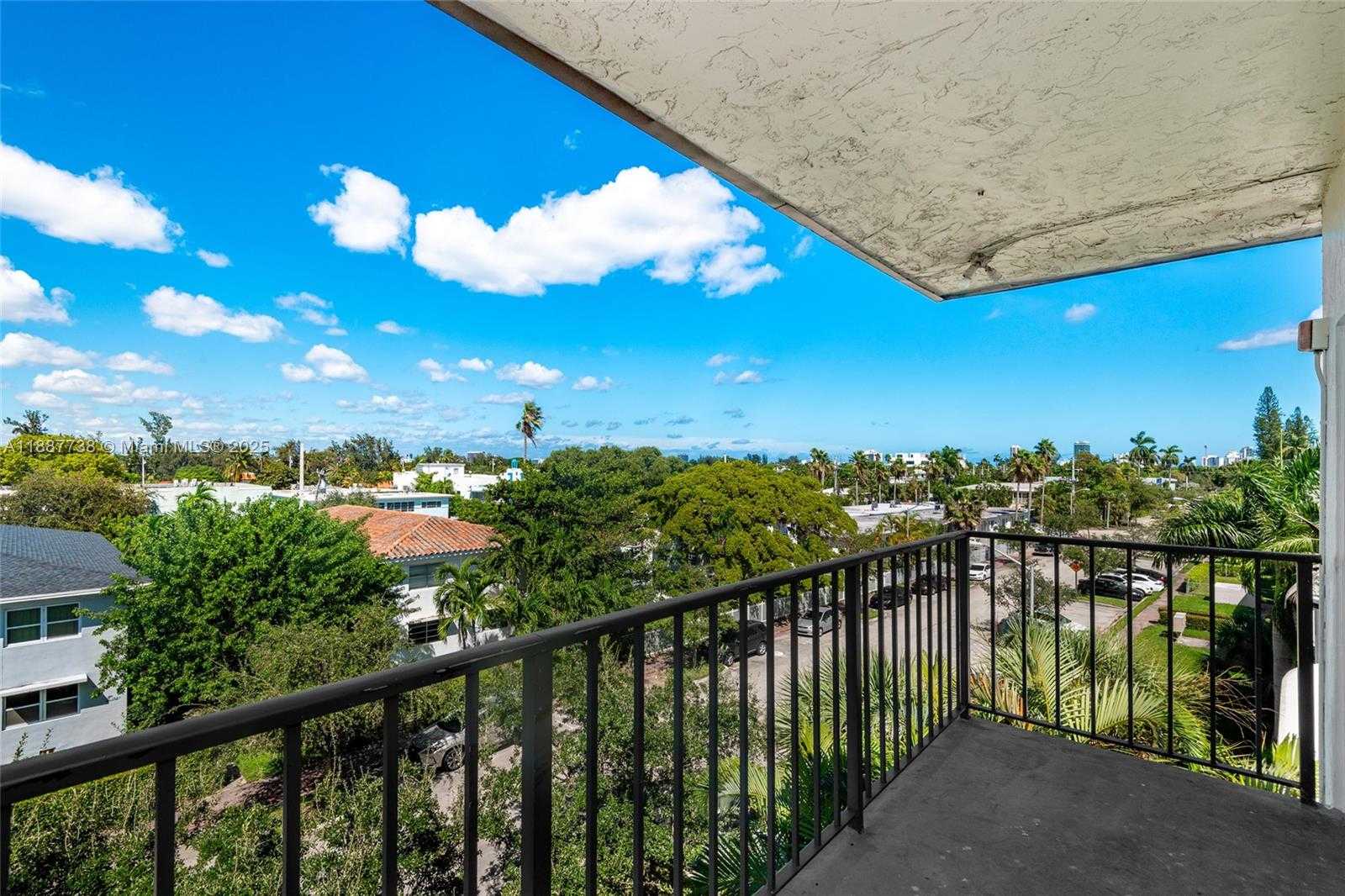 Small Image of 1960 MARSEILLE DR #403, Miami Beach Number 21