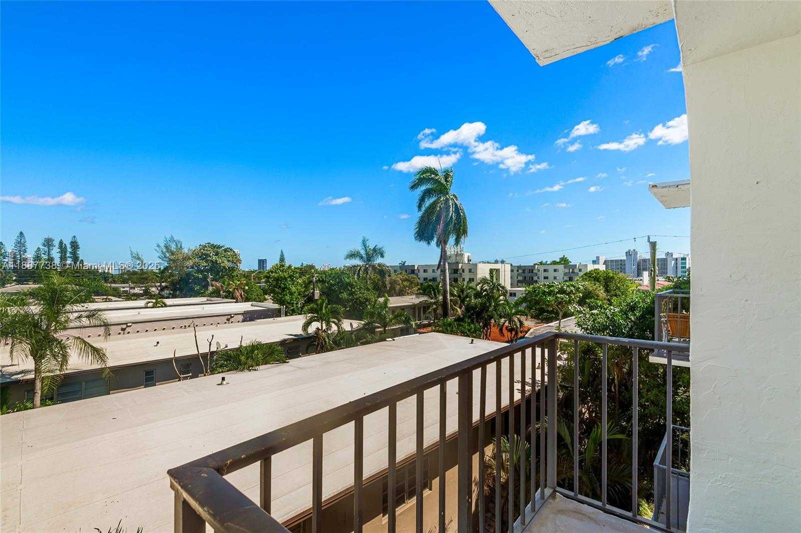 Small Image of 1960 MARSEILLE DR #403, Miami Beach Number 24