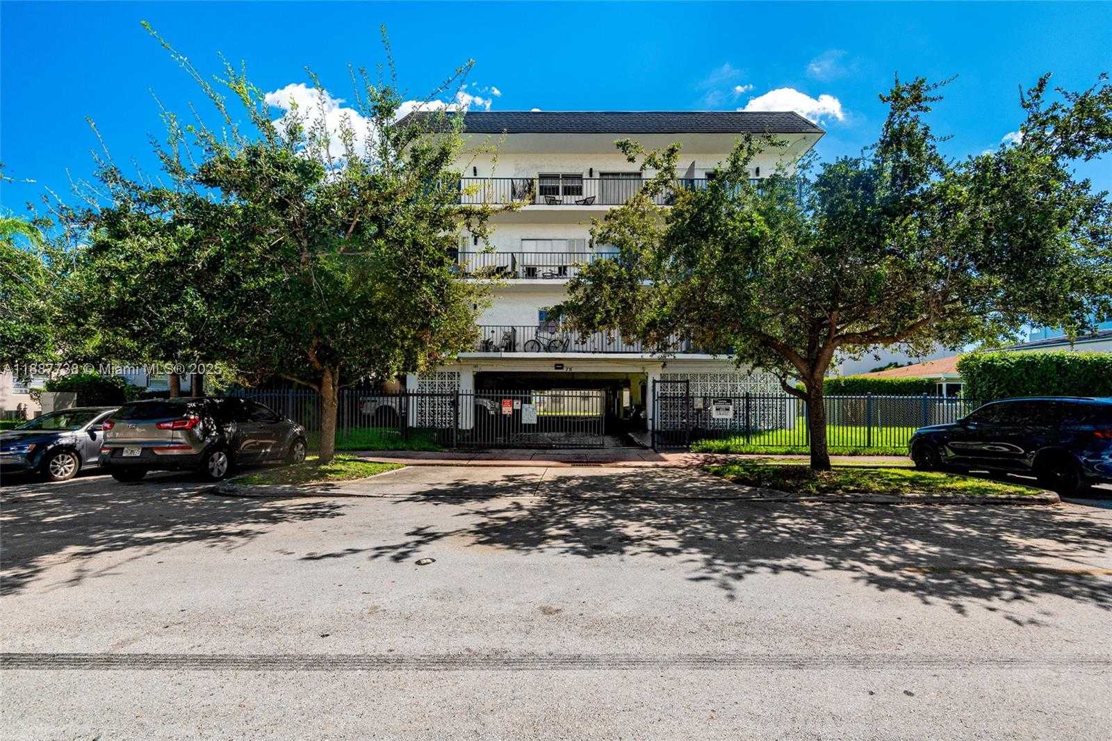 Small Image of 1960 MARSEILLE DR #403, Miami Beach Number 25