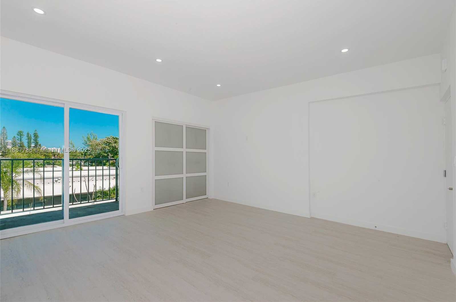 Small Image of 1960 MARSEILLE DR #403, Miami Beach Number 3