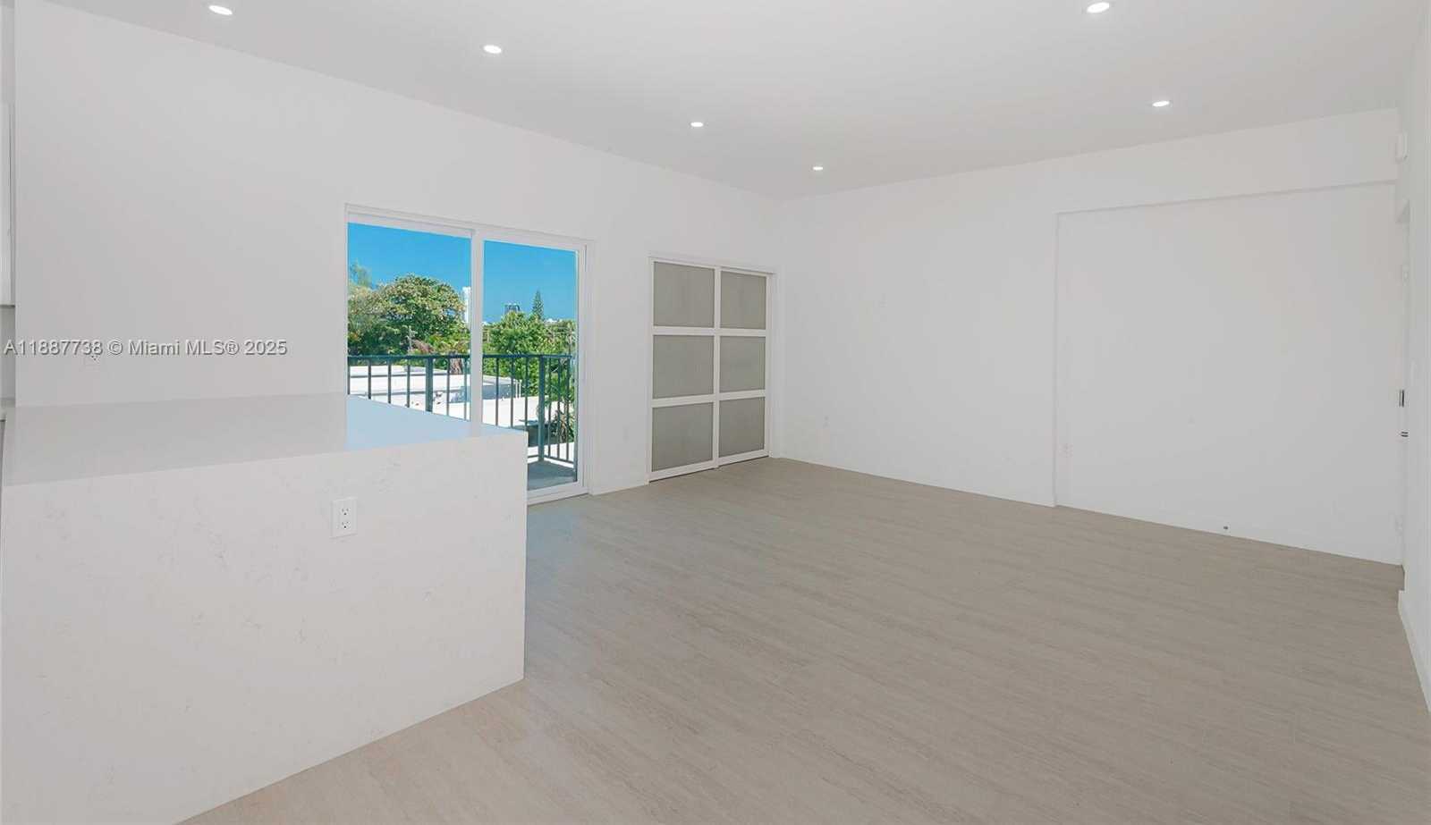 Small Image of 1960 MARSEILLE DR #403, Miami Beach Number 4