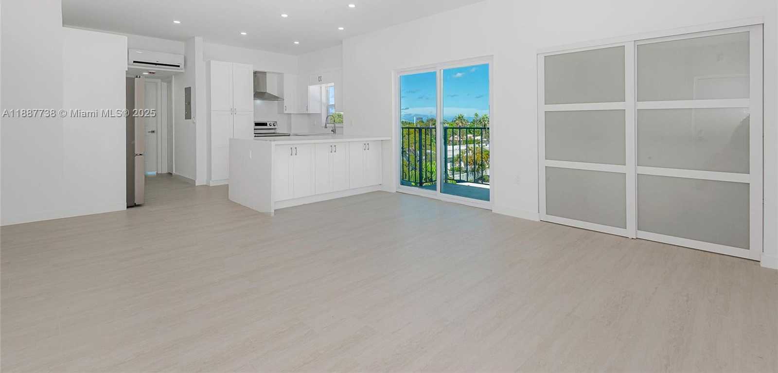 Small Image of 1960 MARSEILLE DR #403, Miami Beach Number 5