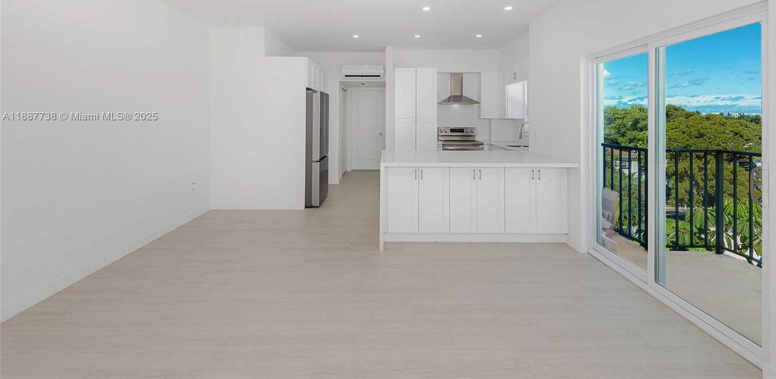 Small Image of 1960 MARSEILLE DR #403, Miami Beach Number 6