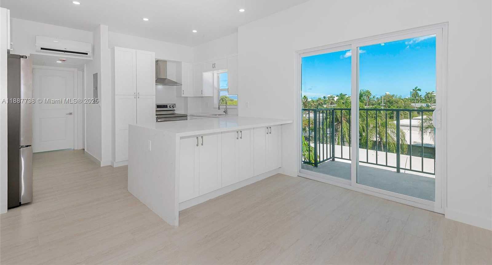 Small Image of 1960 MARSEILLE DR #403, Miami Beach Number 7