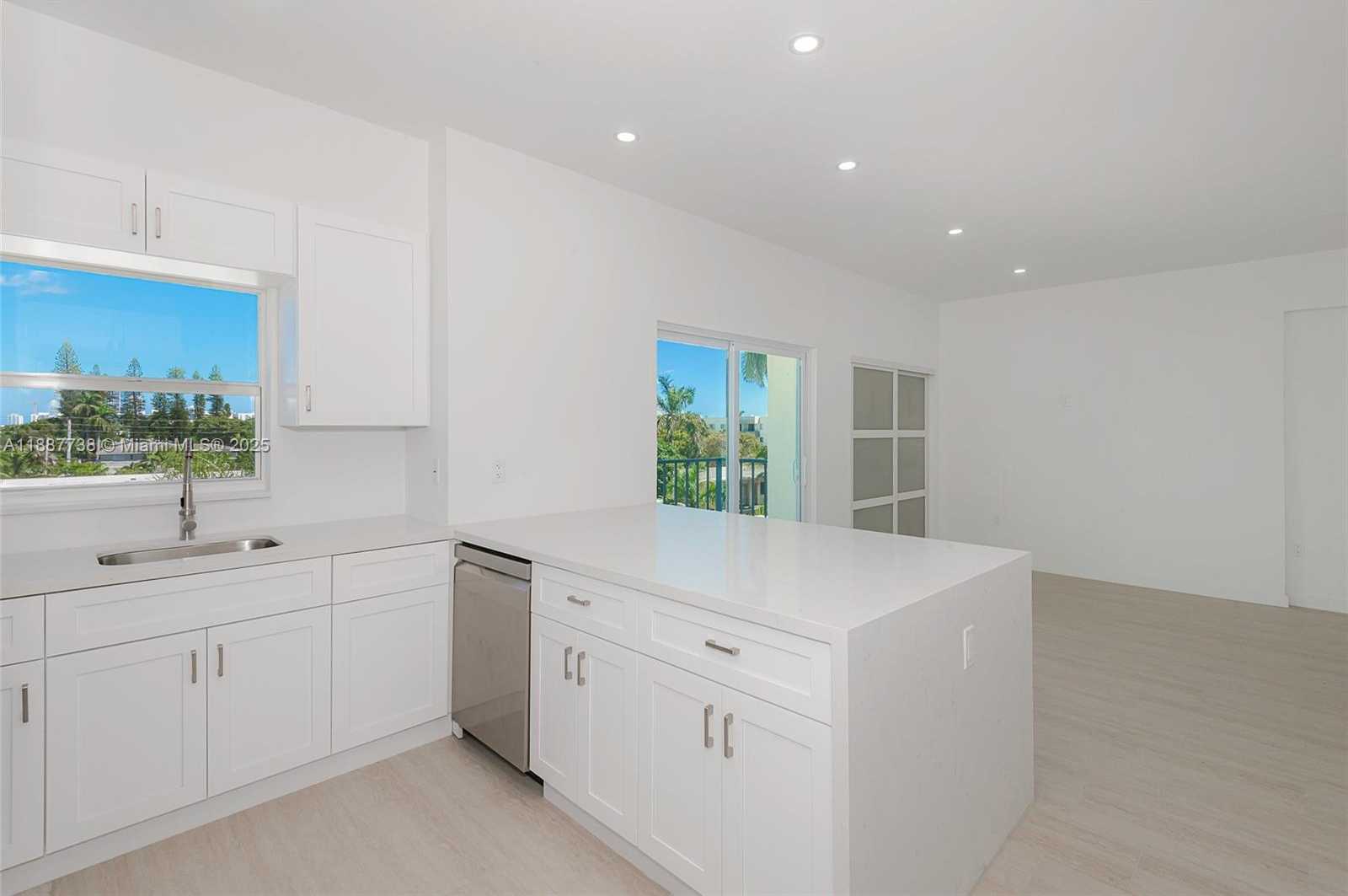 Small Image of 1960 MARSEILLE DR #403, Miami Beach Number 8