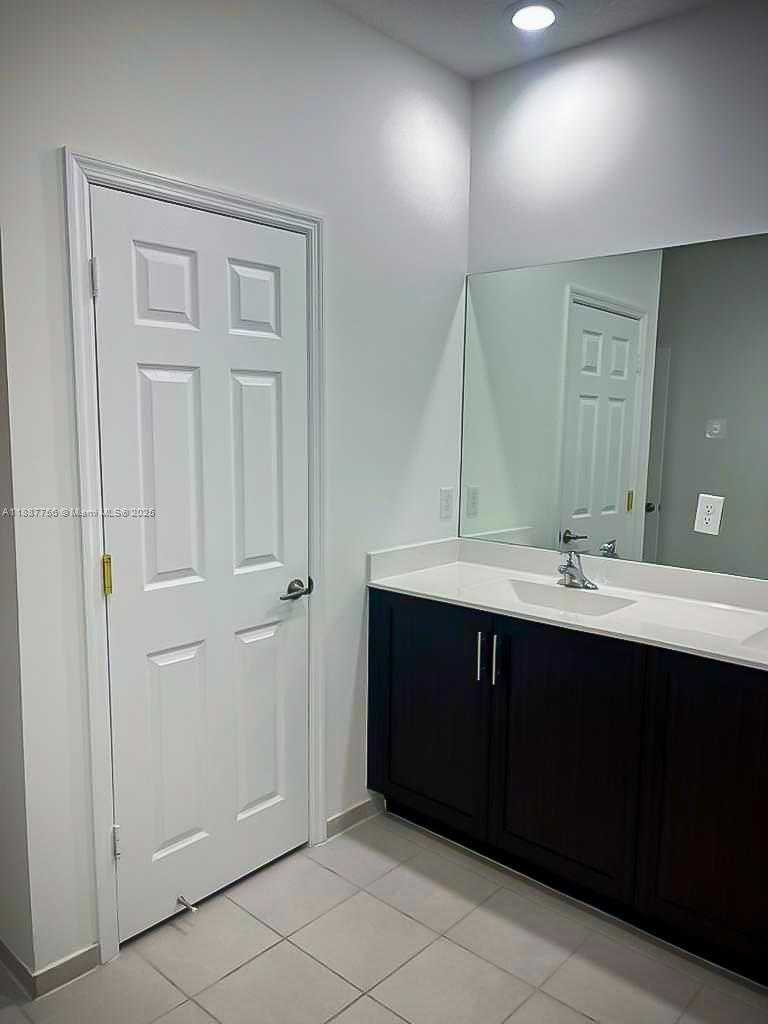 Small Image of Miami Number 17