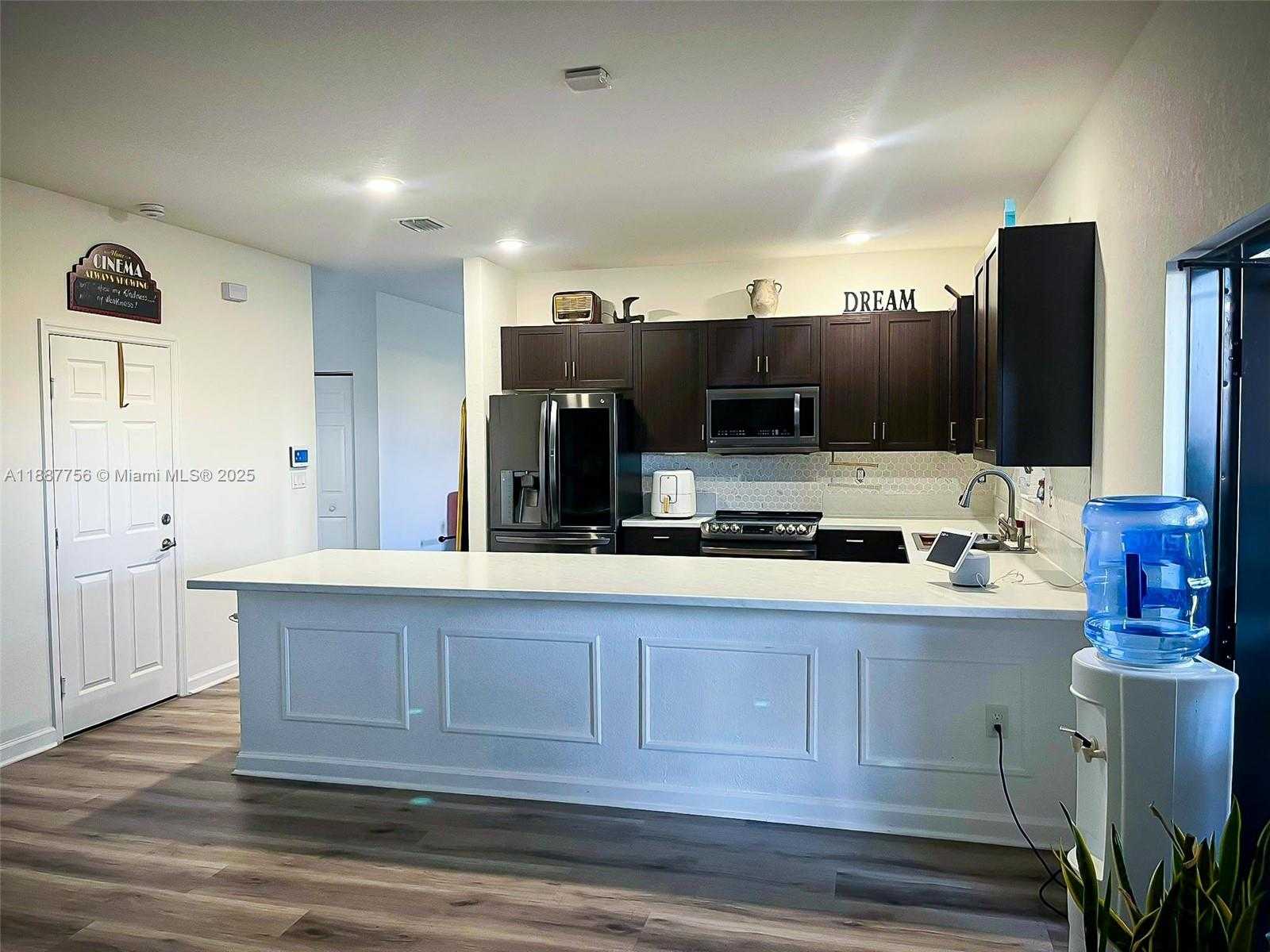 Small Image of Miami Number 3