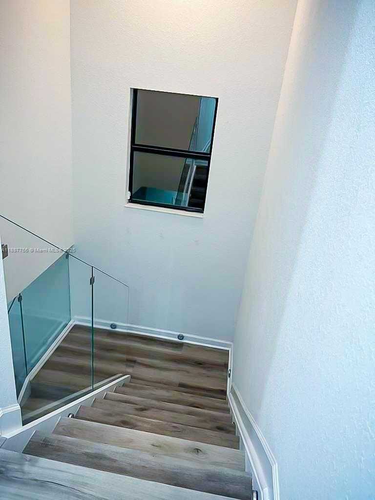 Small Image of Miami Number 8