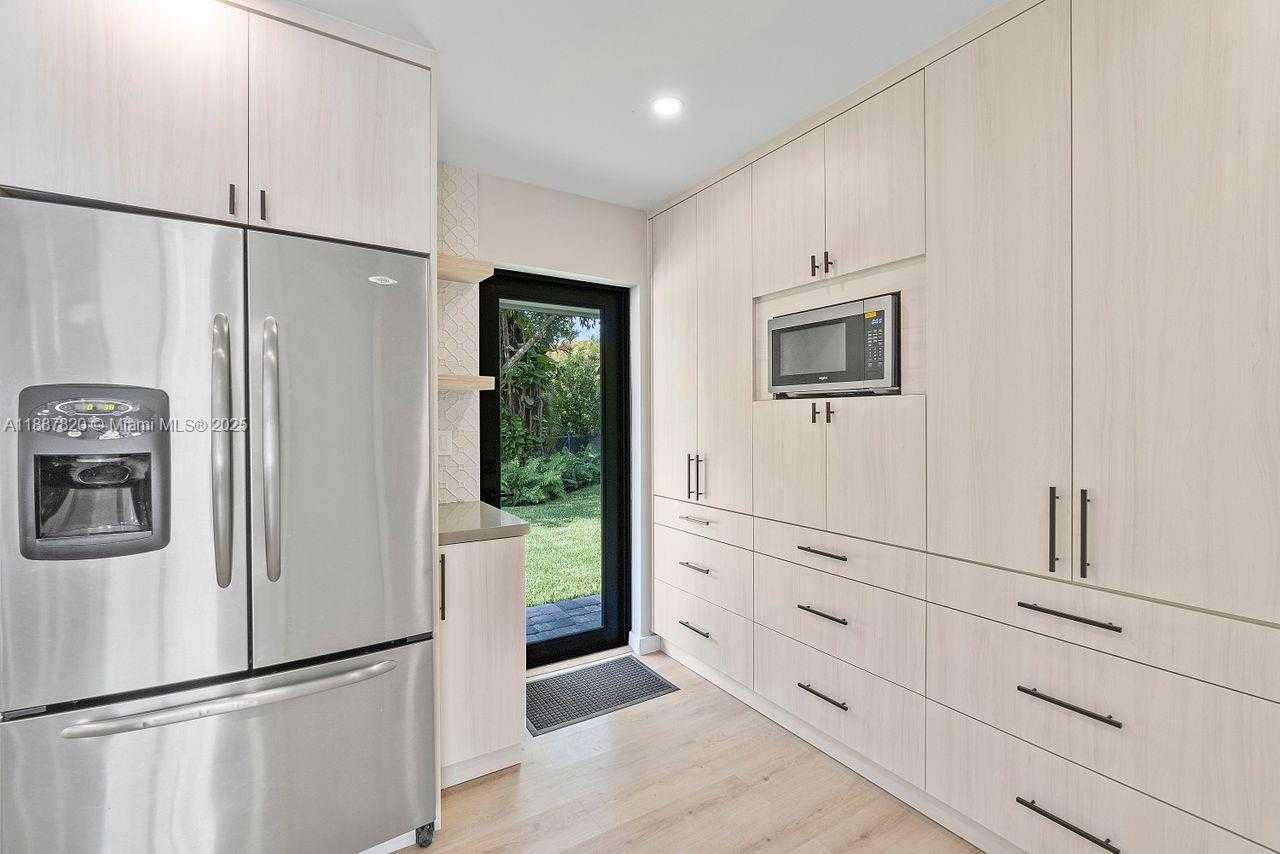 Small Image of 10460 SOUTH WEST 93RD ST, Miami Number 10