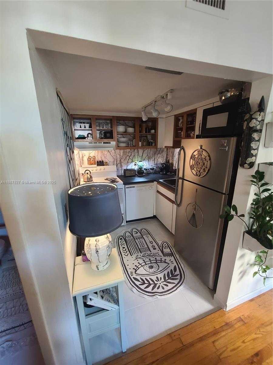 Small Image of 1308 DREXEL AV #206, Miami Beach Number 9