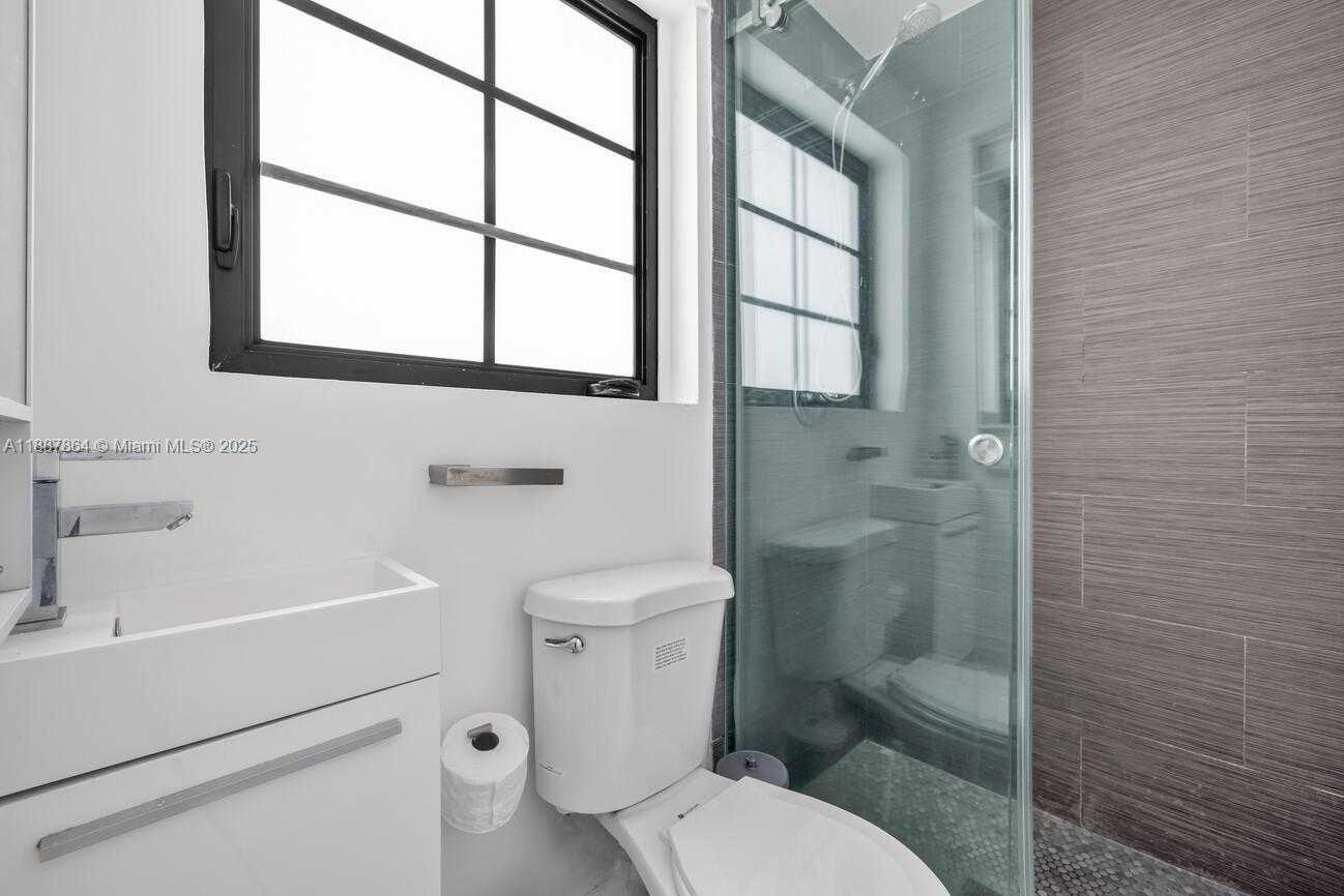 Small Image of 7910 BYRON AVE #4, Miami Beach Number 13
