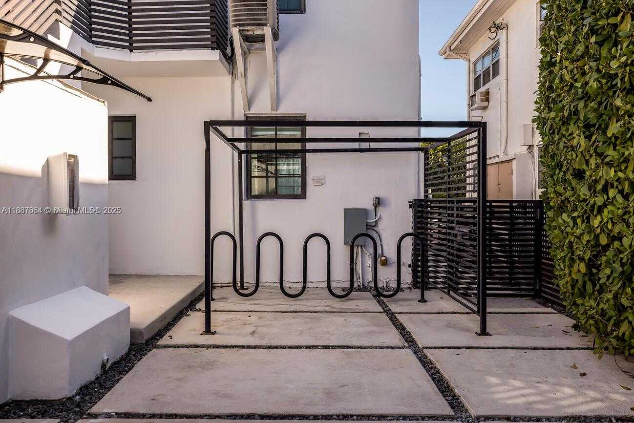Small Image of 7910 BYRON AVE #4, Miami Beach Number 15