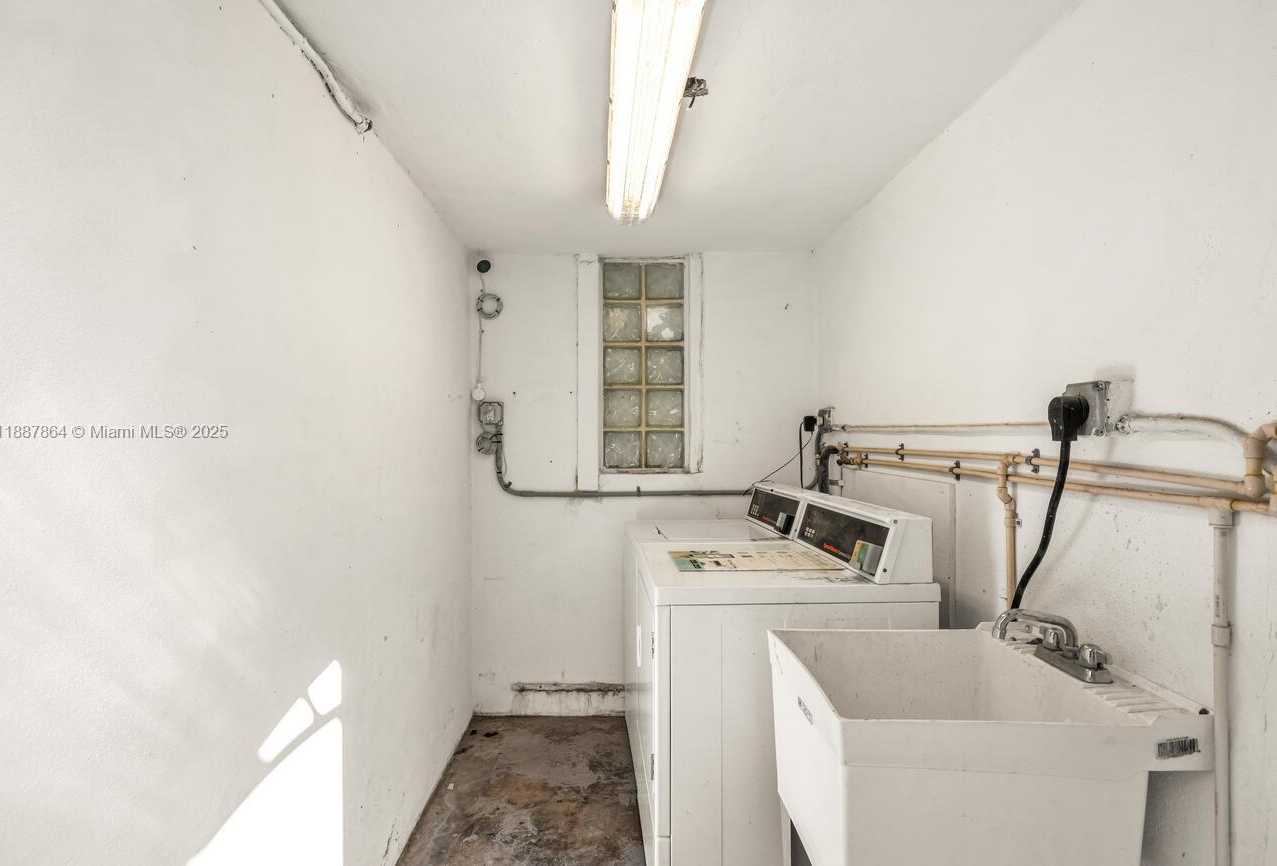 Small Image of 7910 BYRON AVE #4, Miami Beach Number 16