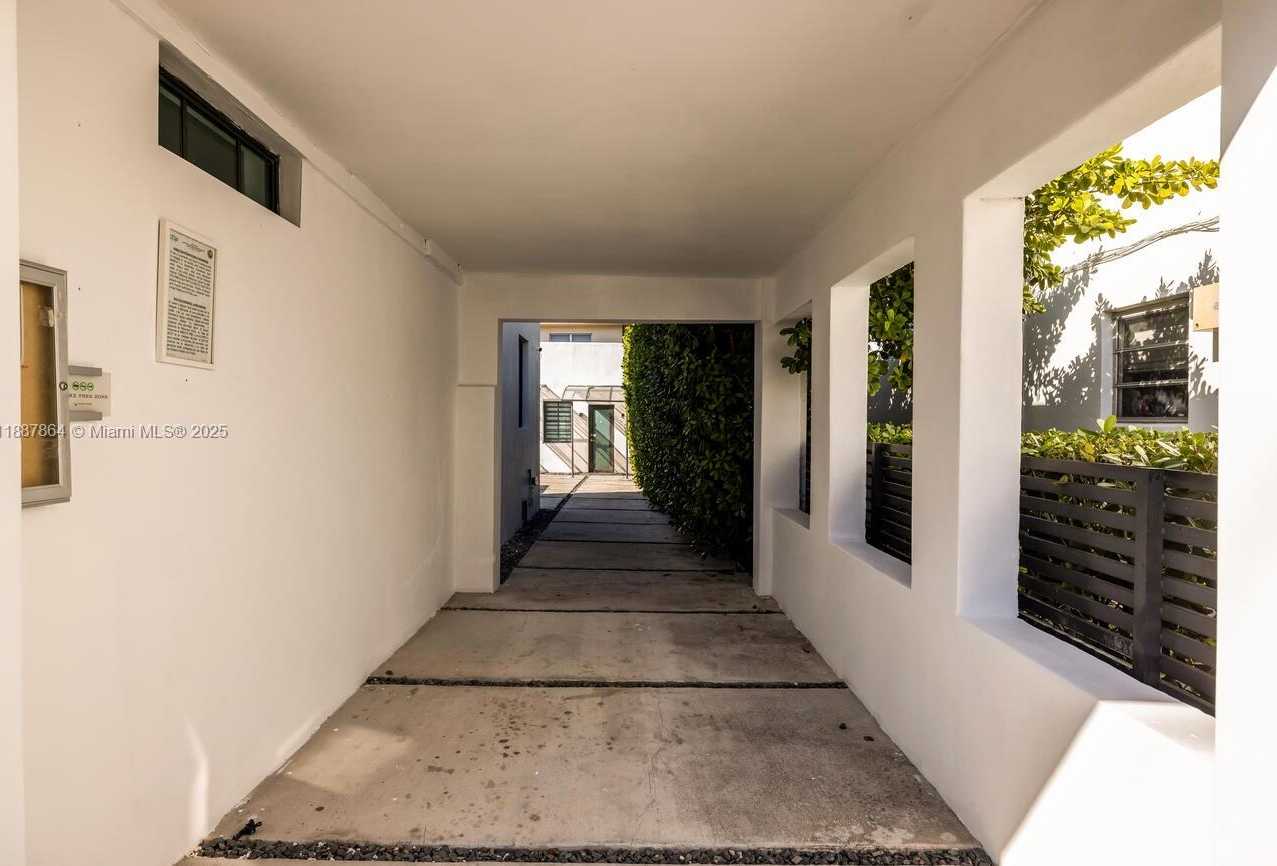Small Image of 7910 BYRON AVE #4, Miami Beach Number 2
