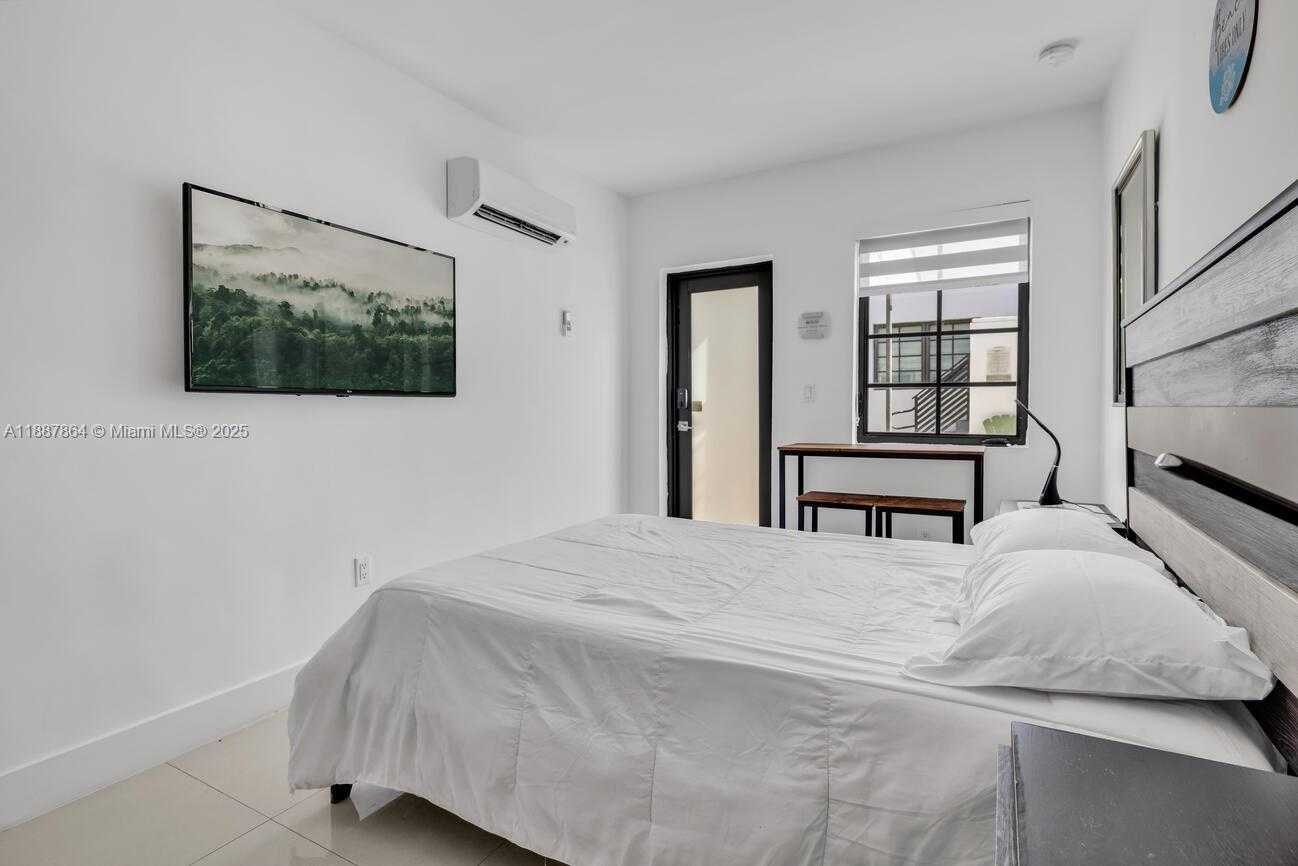 Small Image of 7910 BYRON AVE #4, Miami Beach Number 9