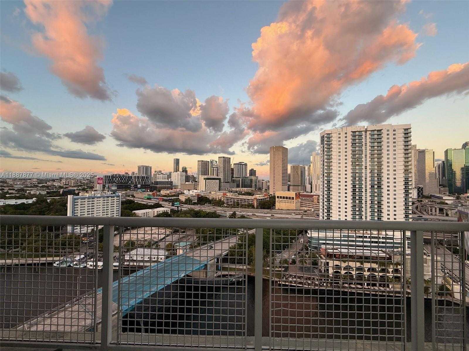 Small Image of 10 SOUTH WEST SOUTH RIVER DR #PHI03, Miami Number 31