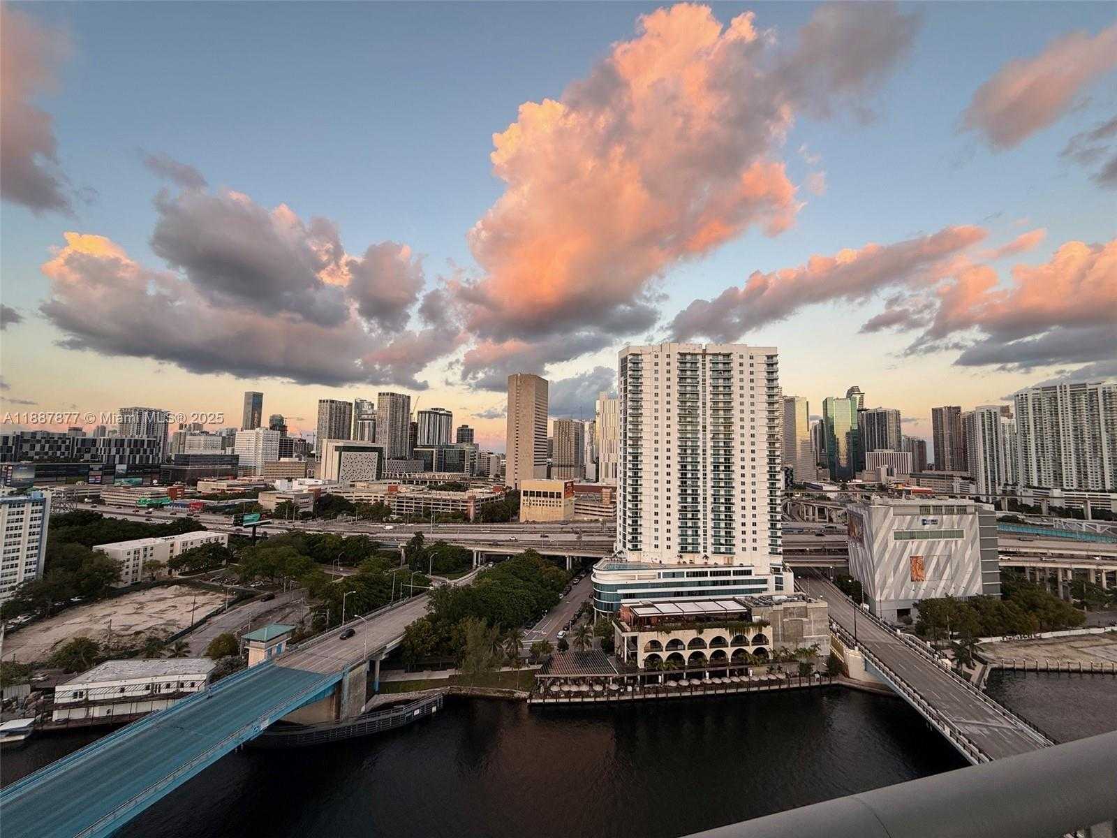 Small Image of 10 SOUTH WEST SOUTH RIVER DR #PHI03, Miami Number 32