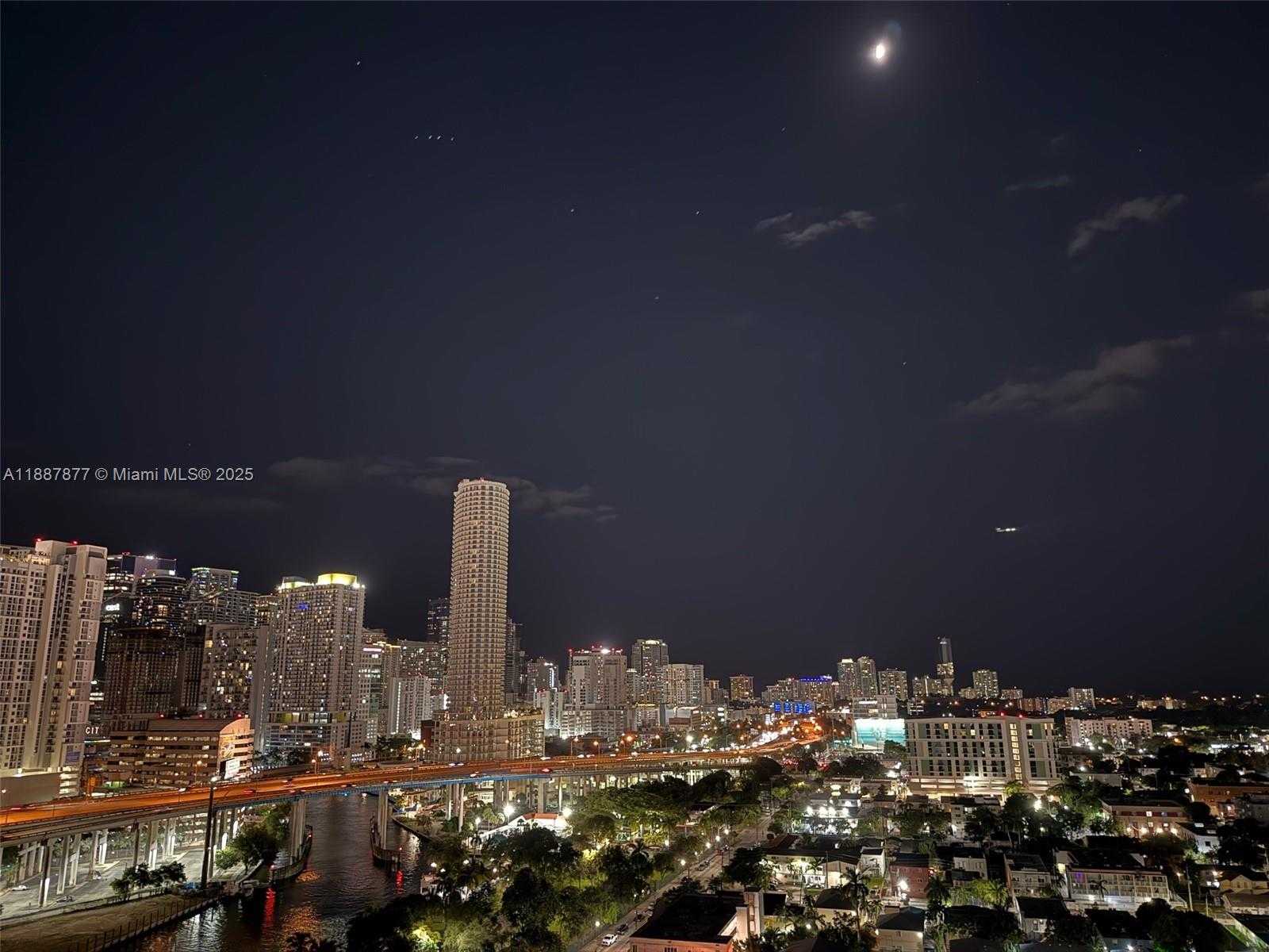 Small Image of 10 SOUTH WEST SOUTH RIVER DR #PHI03, Miami Number 38