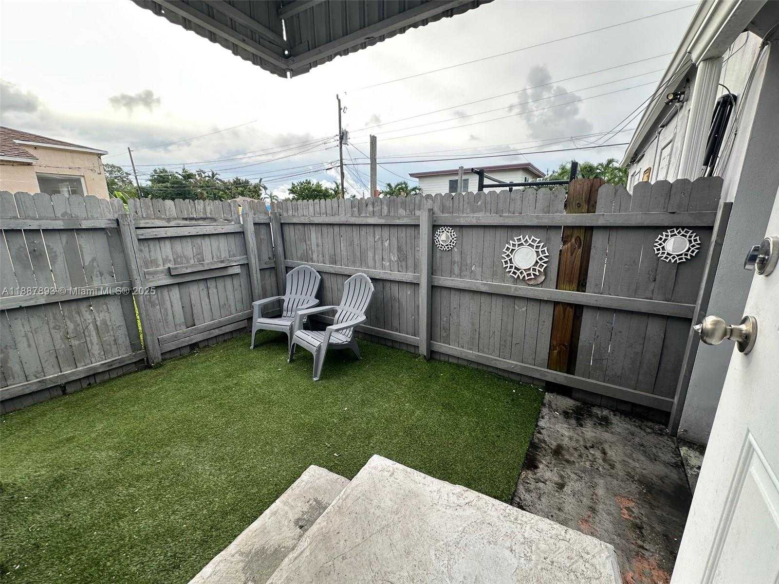 Small Image of 1728 RODMAN ST #1-2, Hollywood Number 10