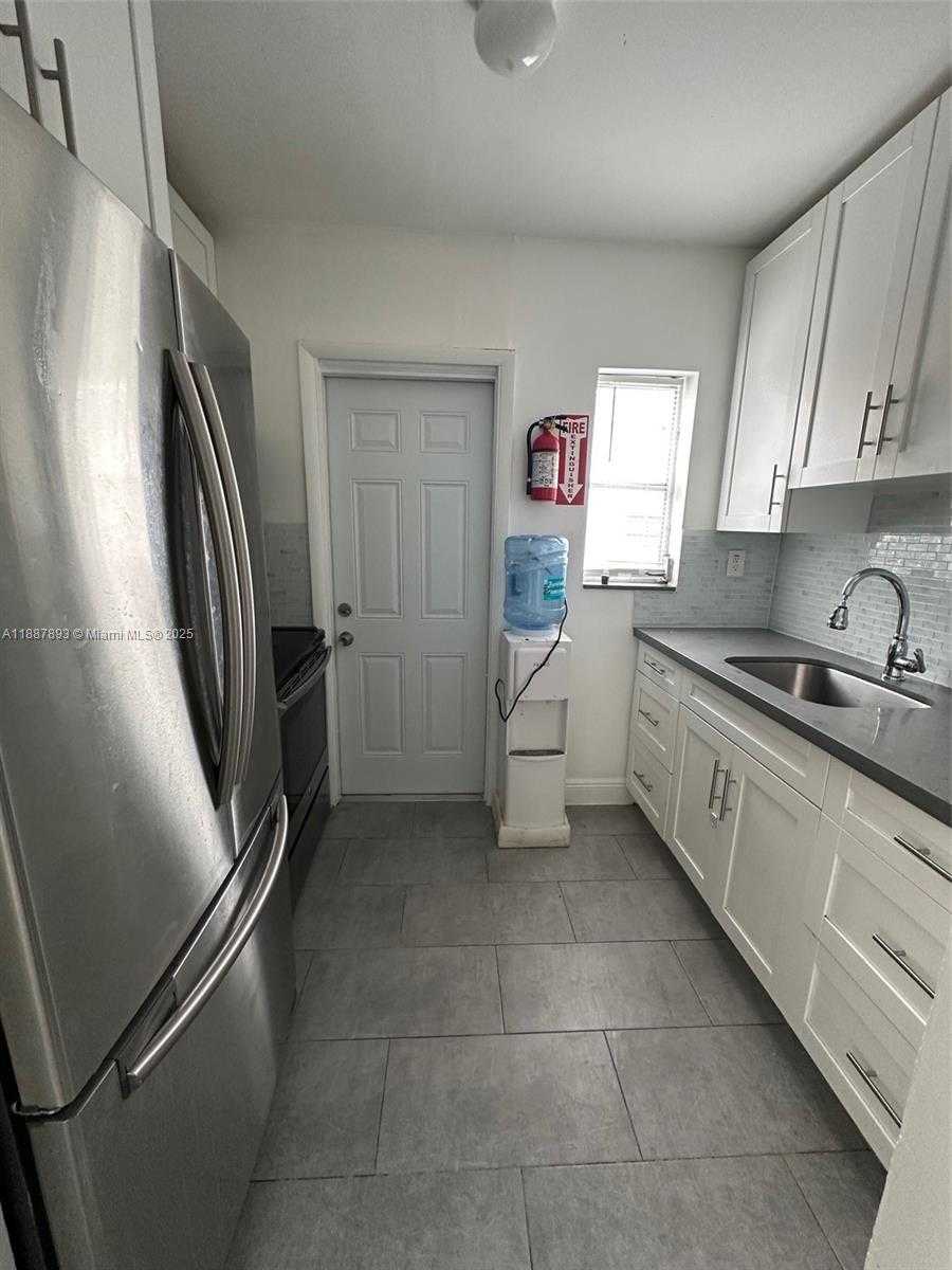 Small Image of 1728 RODMAN ST #1-2, Hollywood Number 3