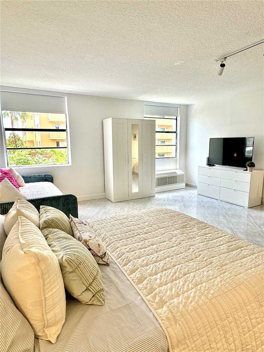 Small Image of 710 WASHINGTON AVE #407, Miami Beach Number 4