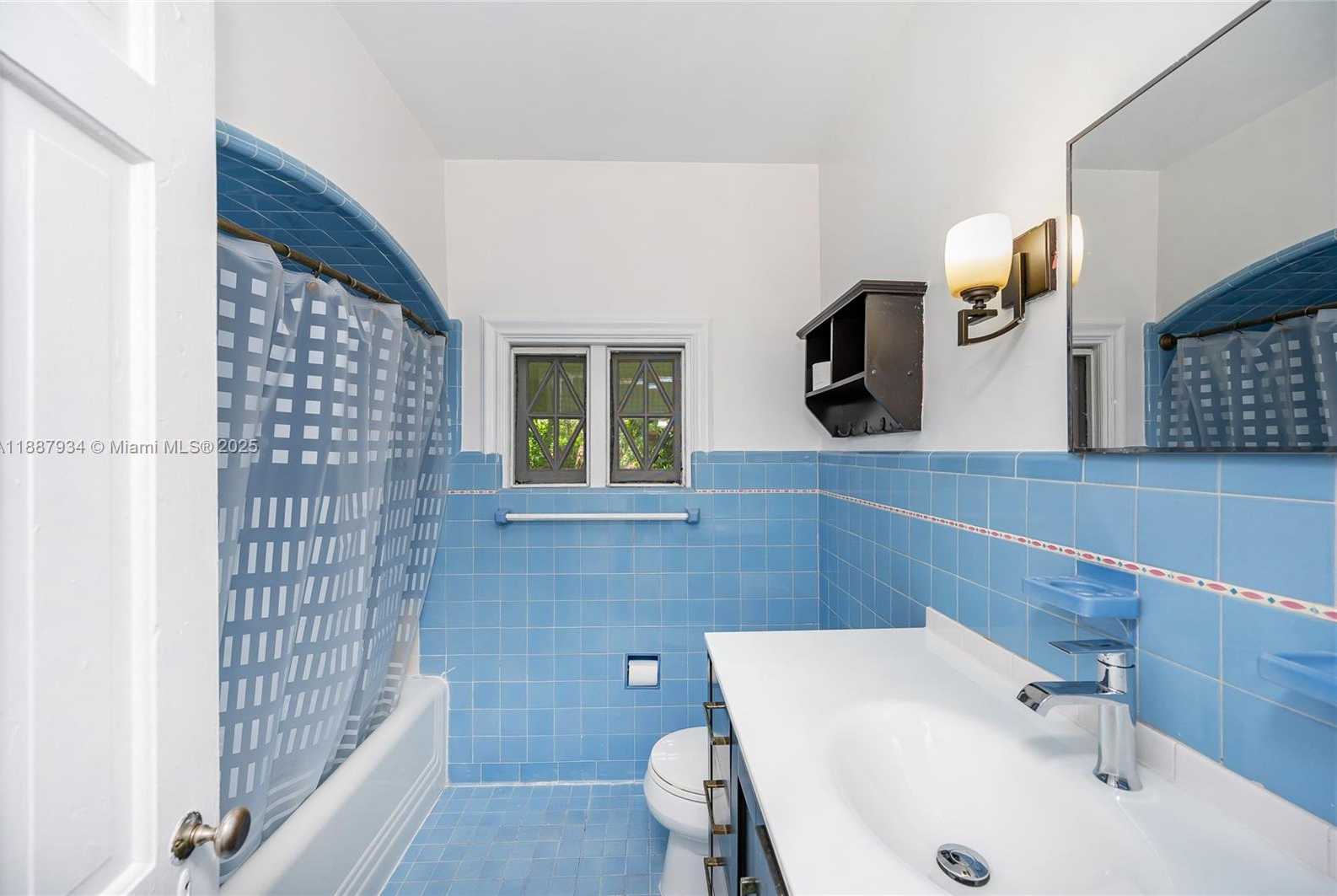Small Image of 3569 AVOCADO AVE, Coconut Grove Number 12