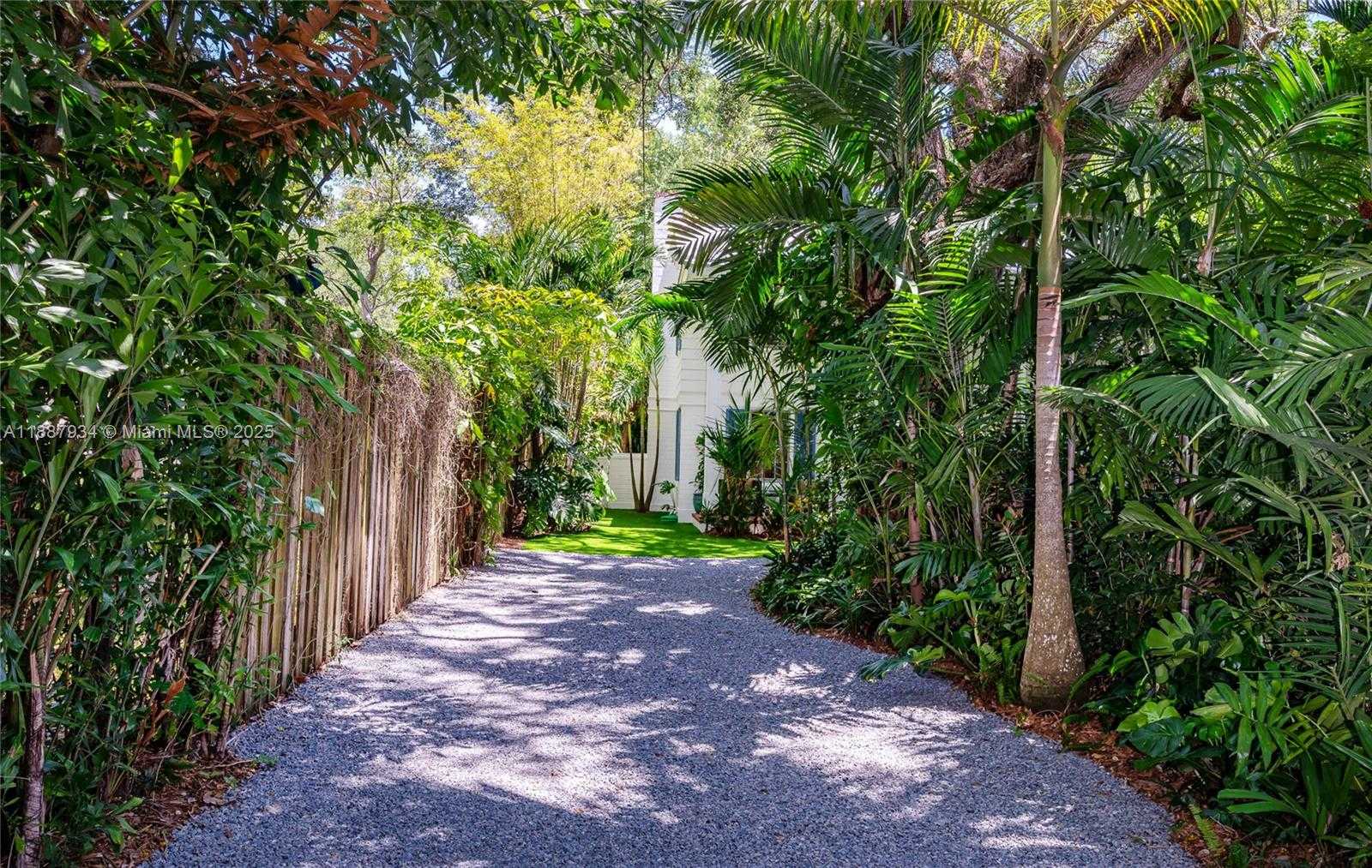 Small Image of 3569 AVOCADO AVE, Coconut Grove Number 22