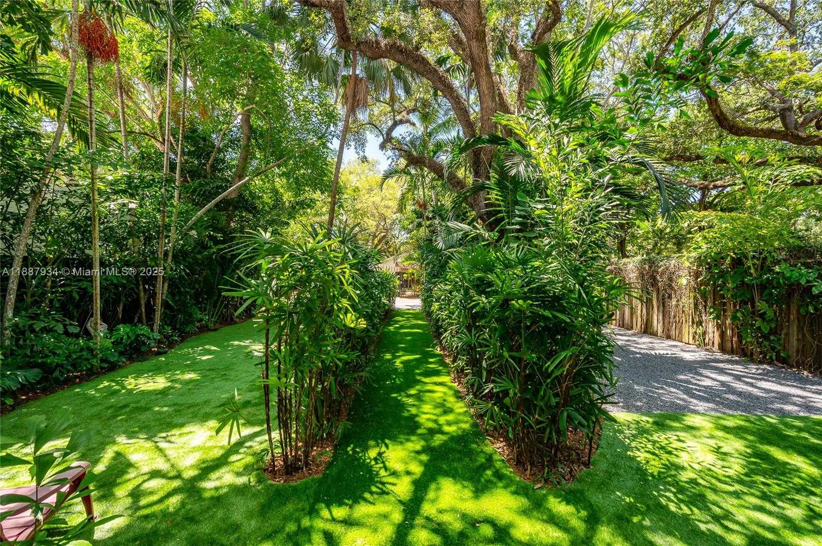 Small Image of 3569 AVOCADO AVE, Coconut Grove Number 7