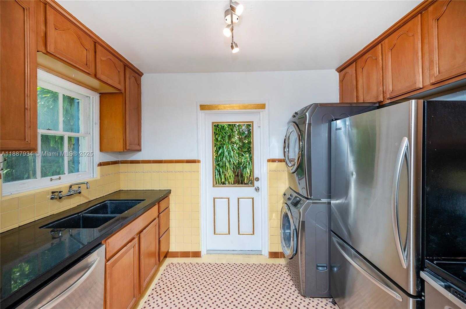 Small Image of 3569 AVOCADO AVE, Coconut Grove Number 8