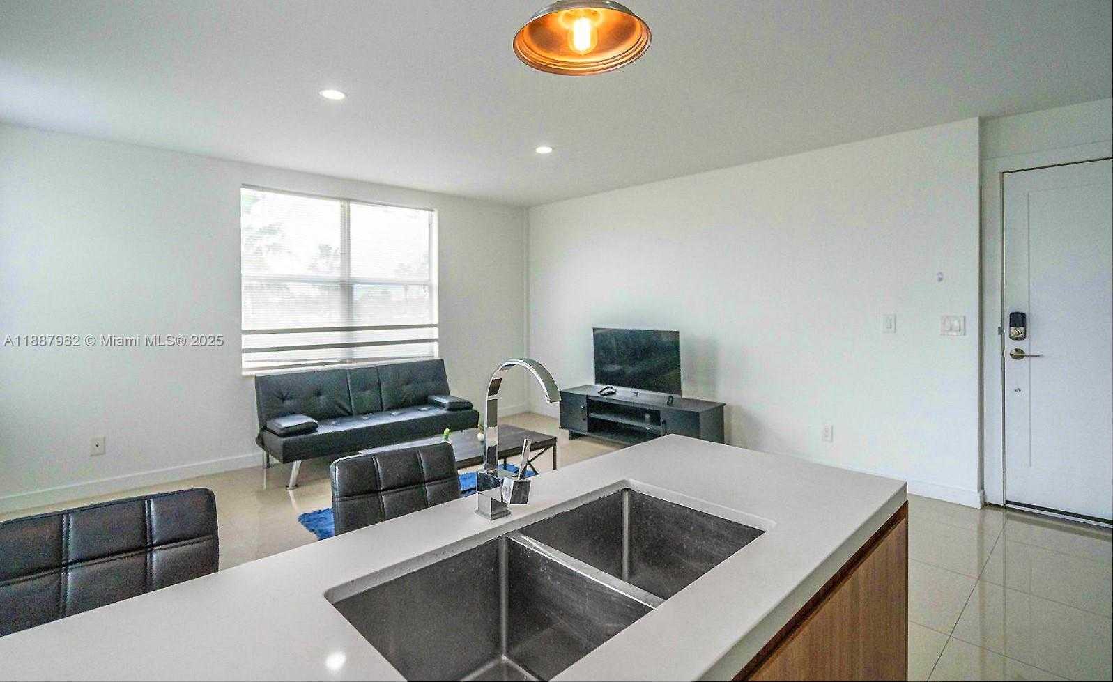 Small Image of 924 MARSEILLE DR #33, Miami Beach Number 10