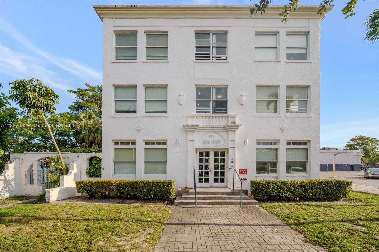 Small Image of 924 MARSEILLE DR #33, Miami Beach Number 3