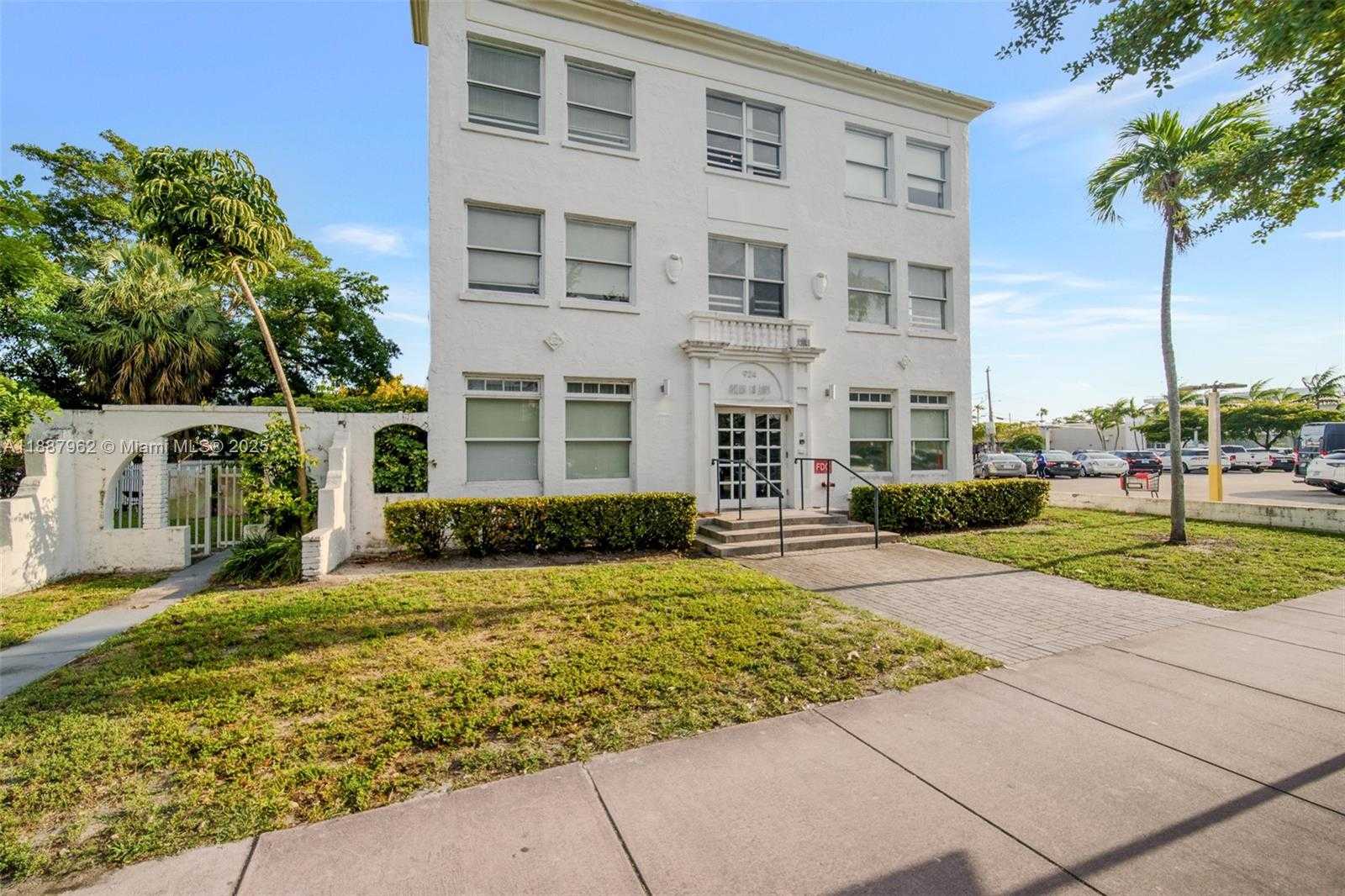 Small Image of 924 MARSEILLE DR #33, Miami Beach Number 4