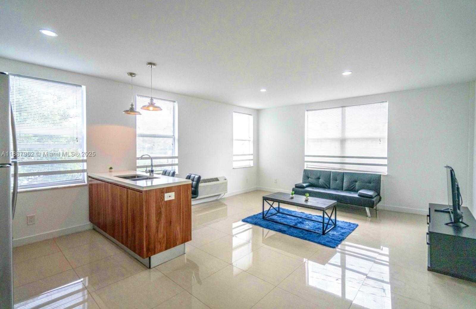 Small Image of 924 MARSEILLE DR #33, Miami Beach Number 6