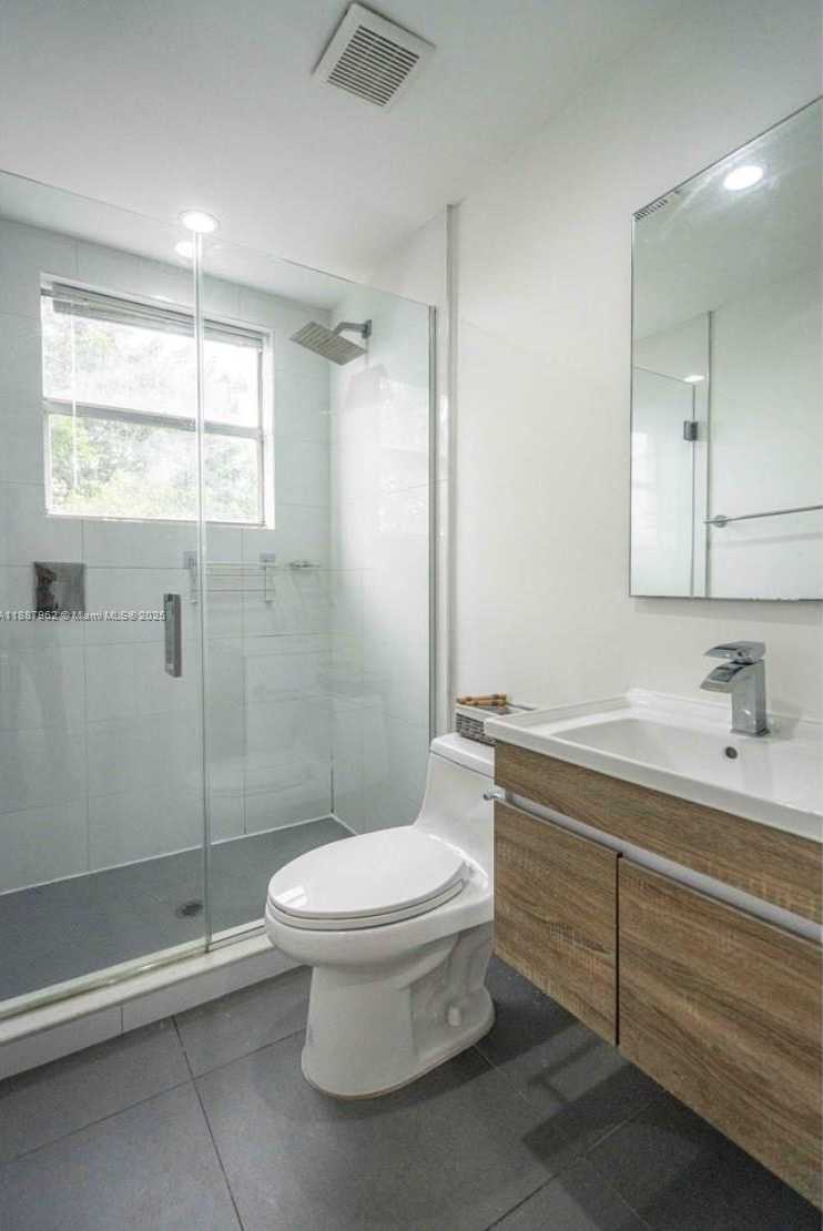 Small Image of 924 MARSEILLE DR #33, Miami Beach Number 8