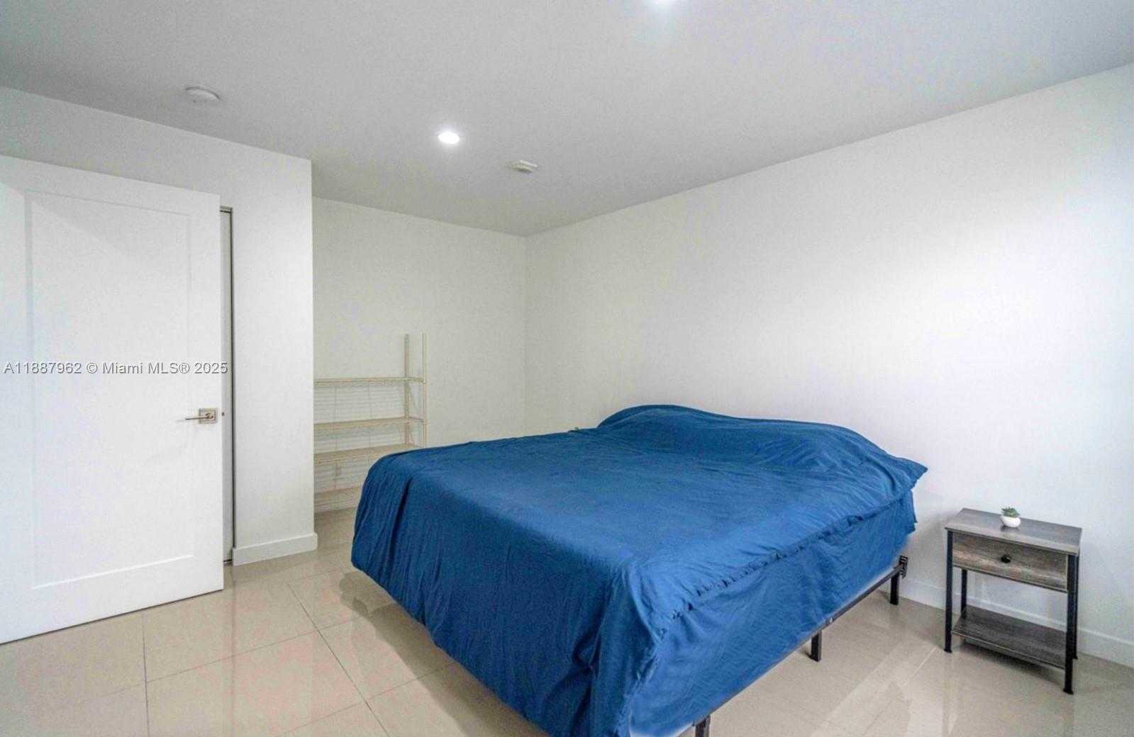 Small Image of 924 MARSEILLE DR #33, Miami Beach Number 9