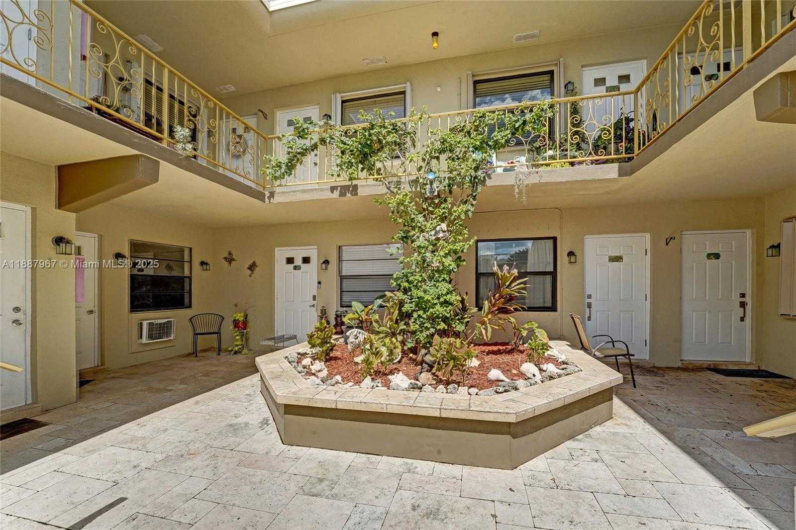 Small Image of 343 PALM ST #3, Hollywood Number 2